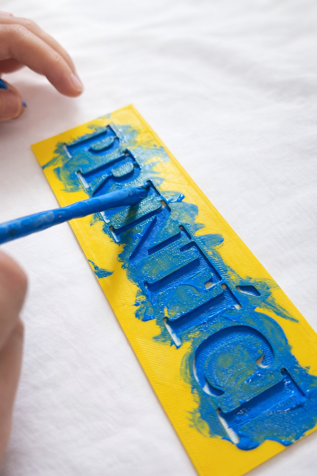 Textová šablona (stencil) pro potisk textilu – školní projekt