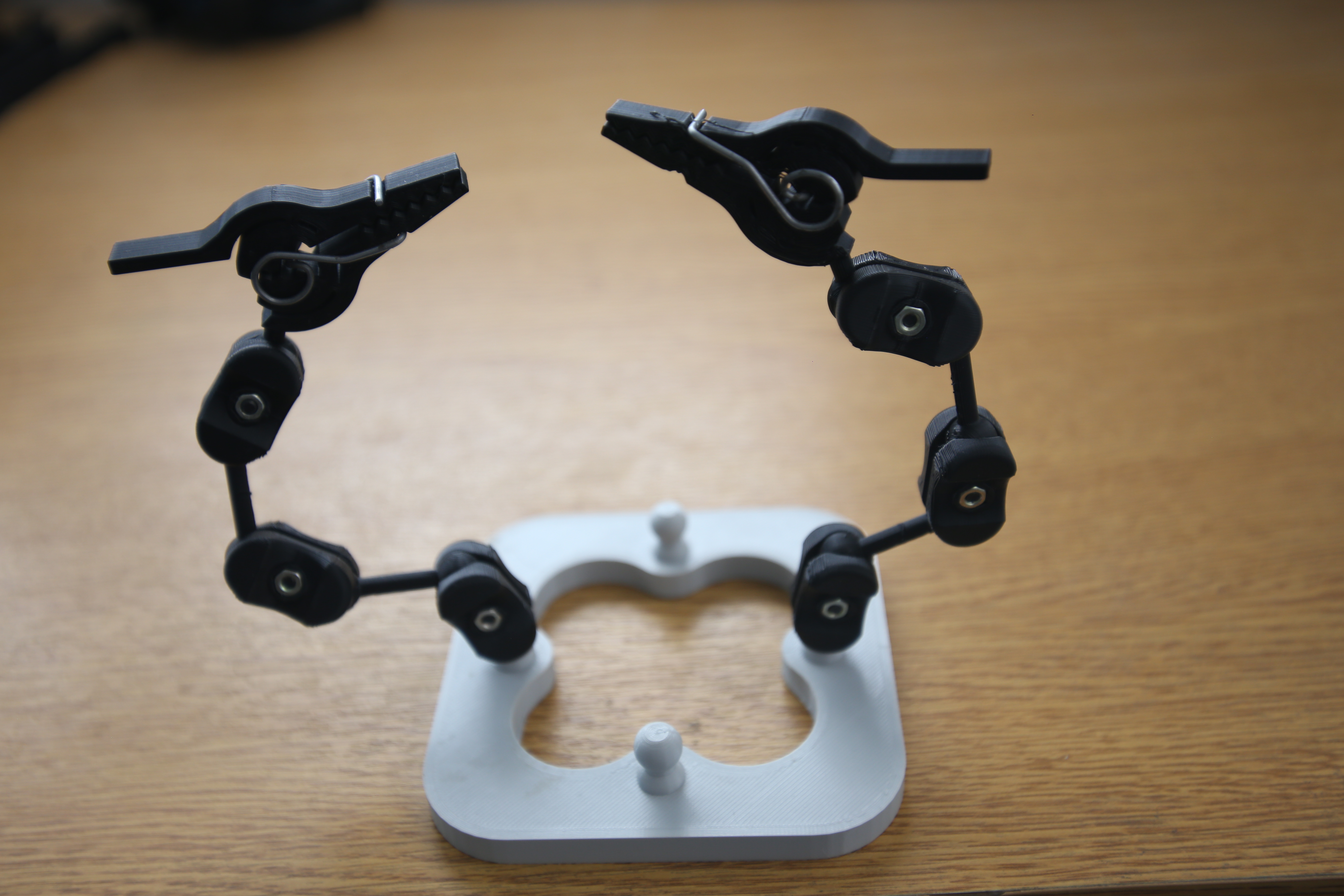 Third hand with adjustable links