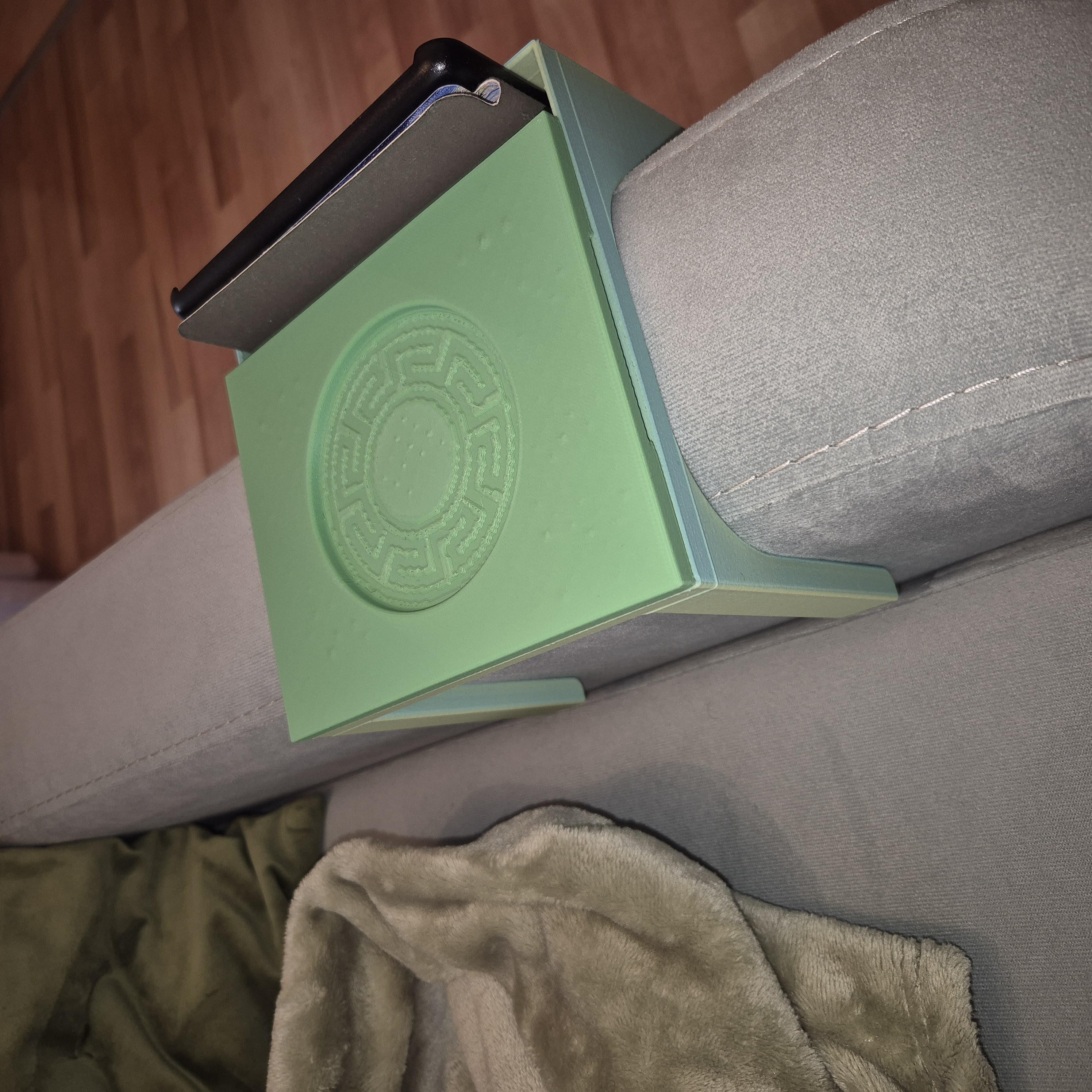 Miniatura 2 do modelo 3D Small Armrest Table with Side Pocket (Parametric)