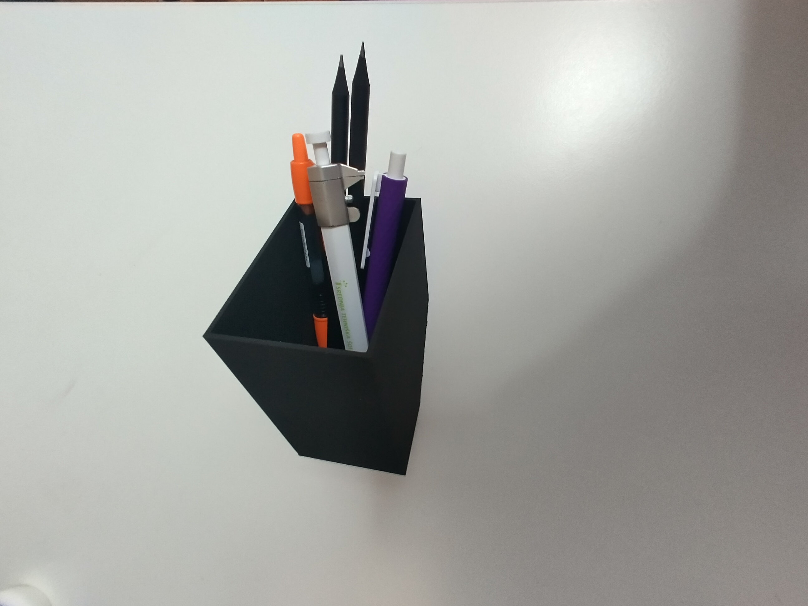 Desk pen holder