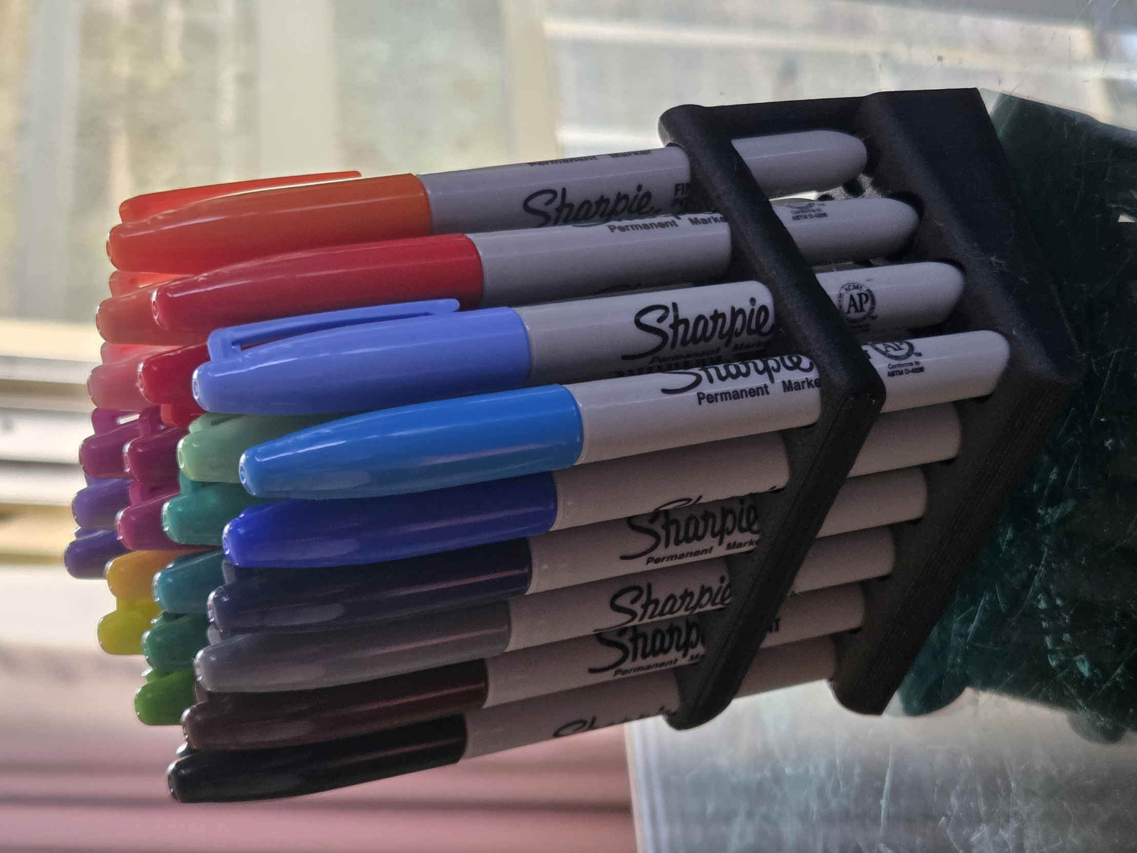 Compact Sharpie stand (24 Sharpies)