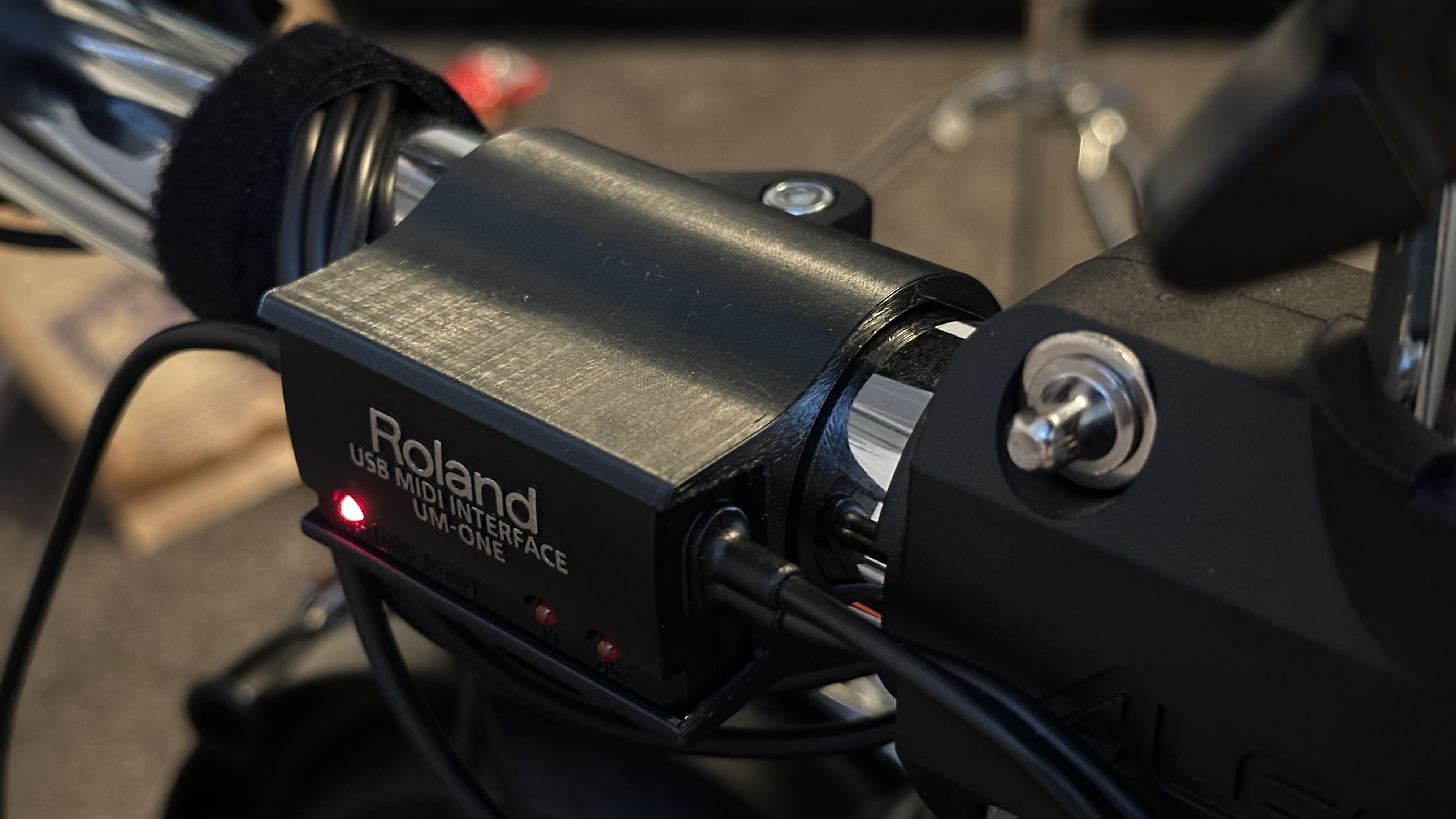 Roland UM-One MIDI-to-USB Controller mount for 1.5" Drum Rack