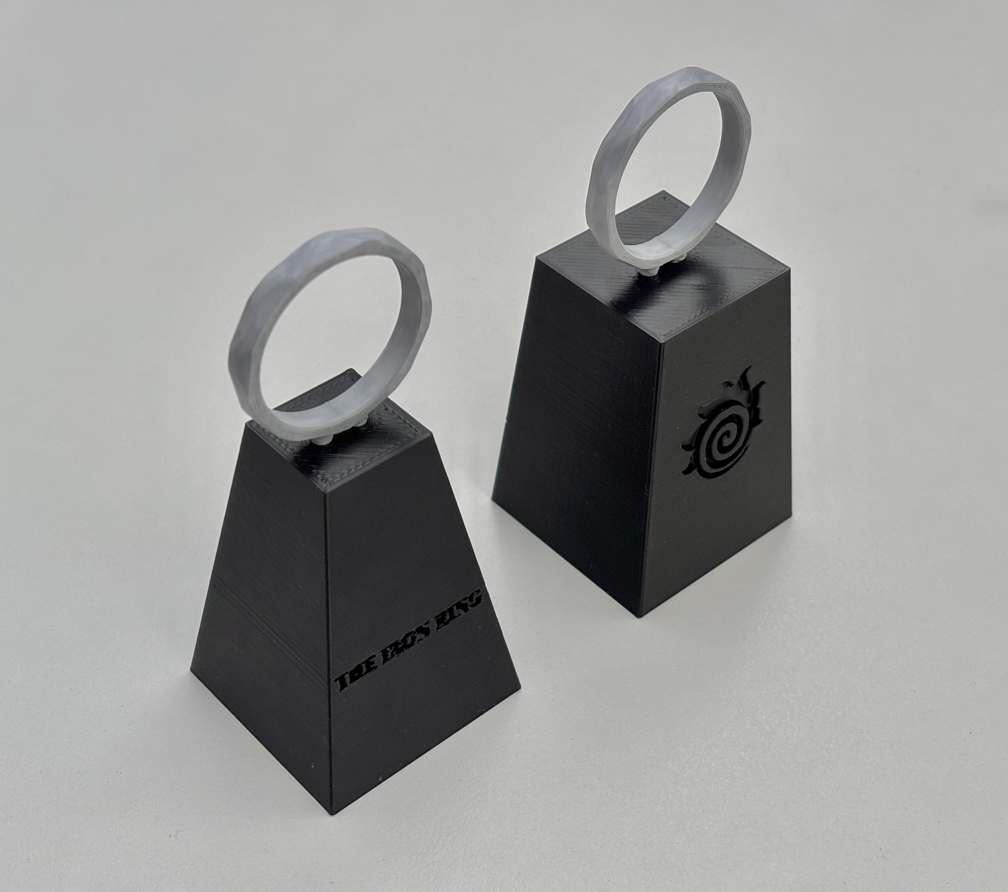 McMaster University Engineering Iron Ring Display Monument Replicas — miniatura 3