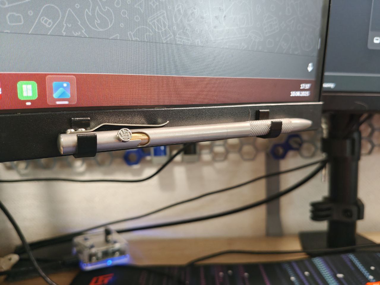 LTT pen hook