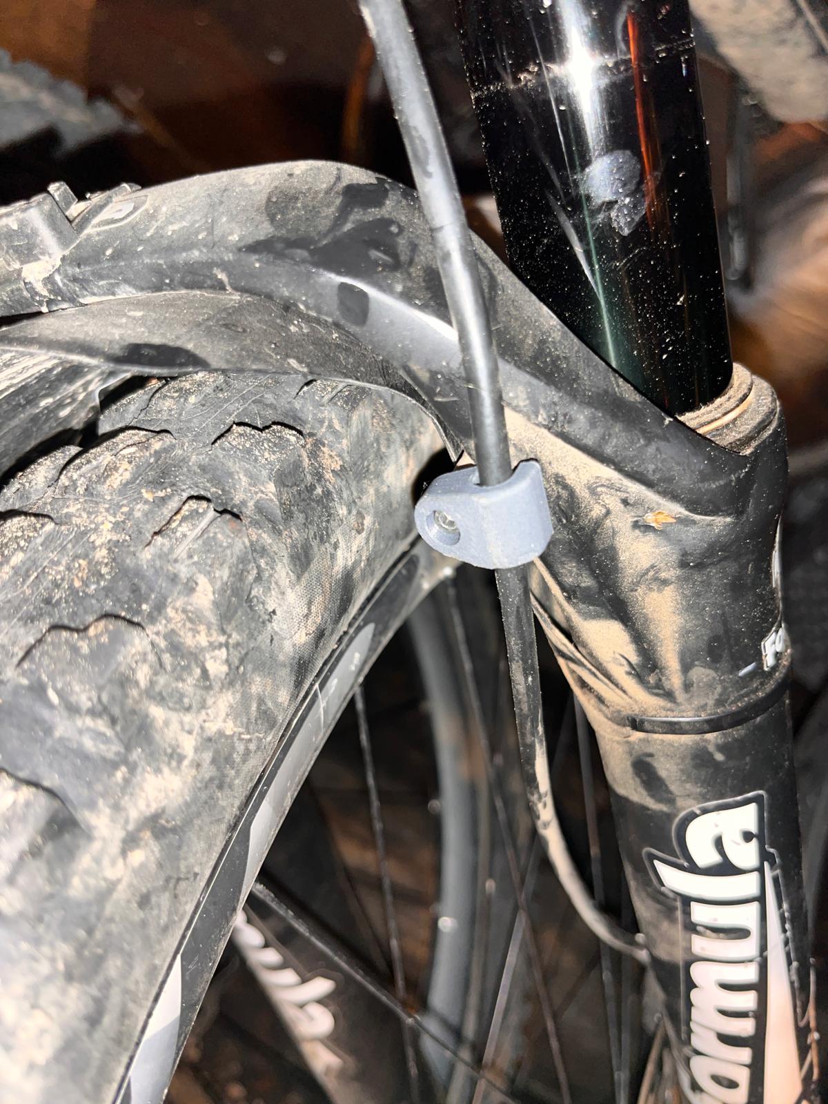 Brake hoses support for bicycle fork
