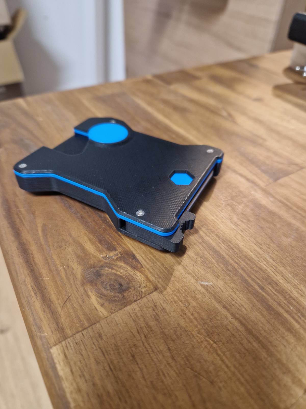 FluxWallet - A magnetically locking wallet