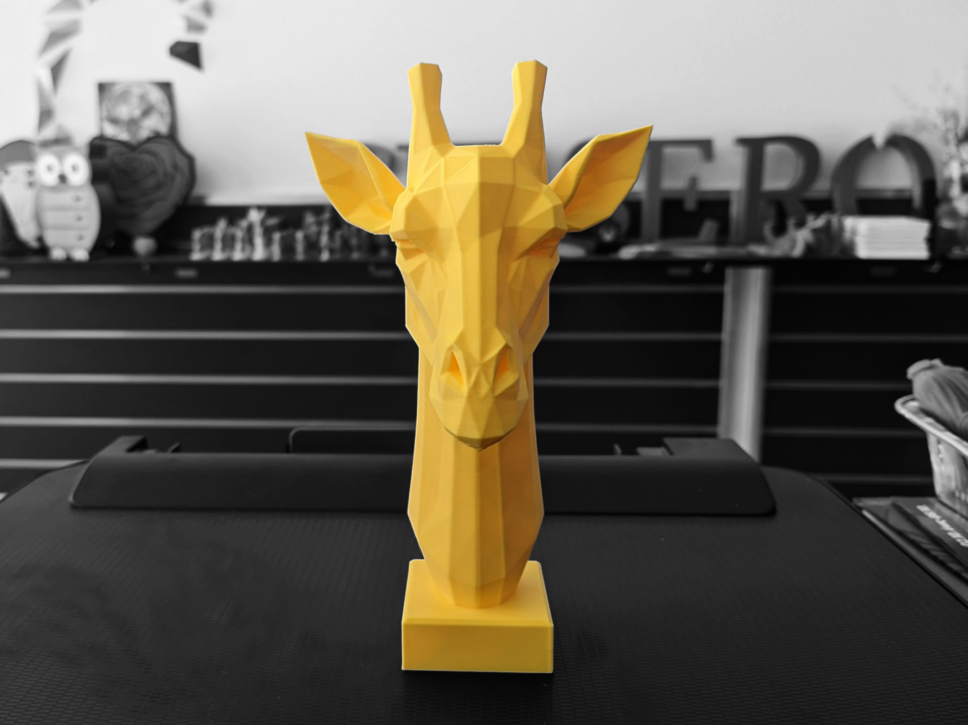 Geometric Giraffe Bust — thumbnail 2