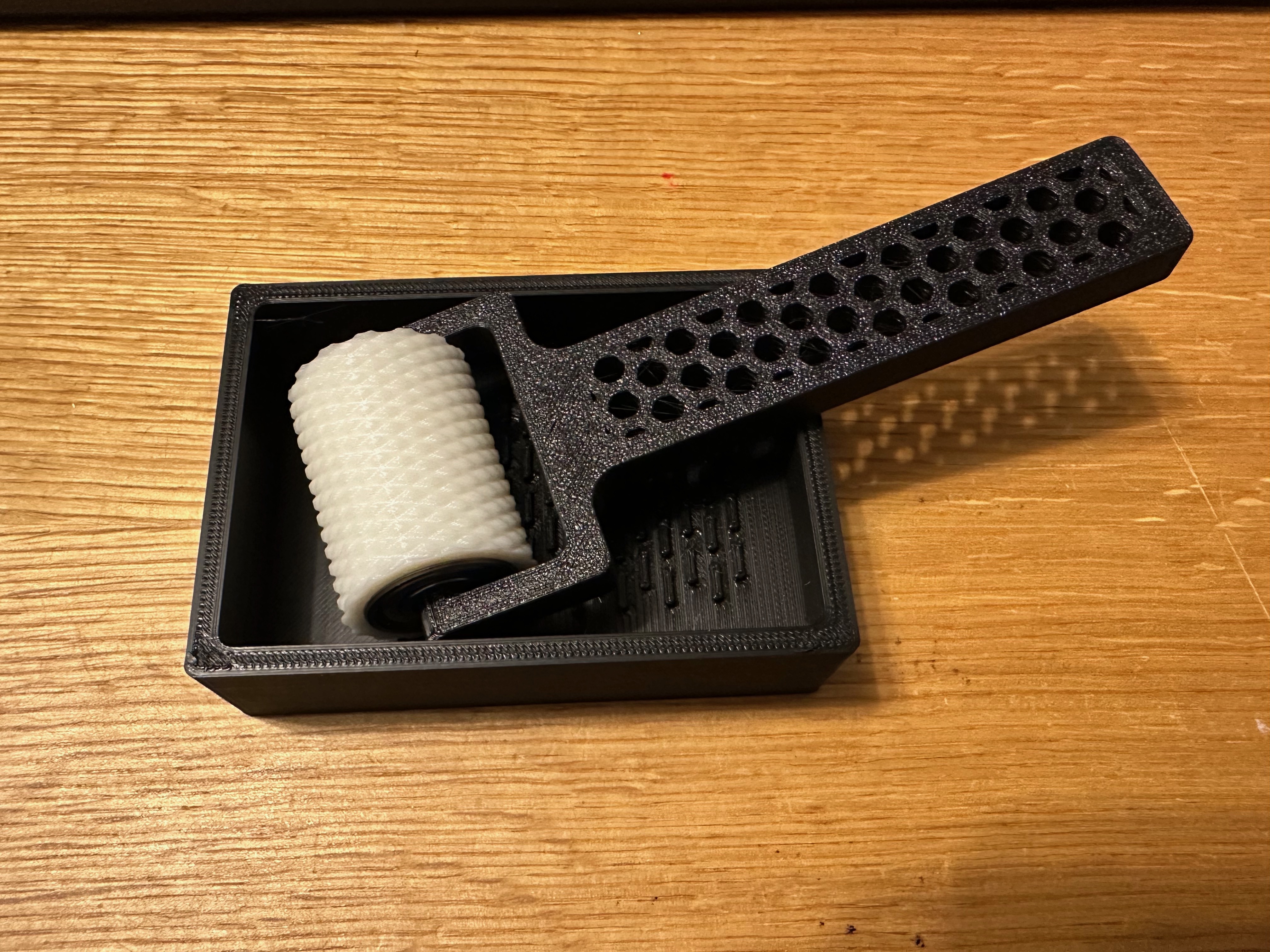 Wood glue roller with glue tank