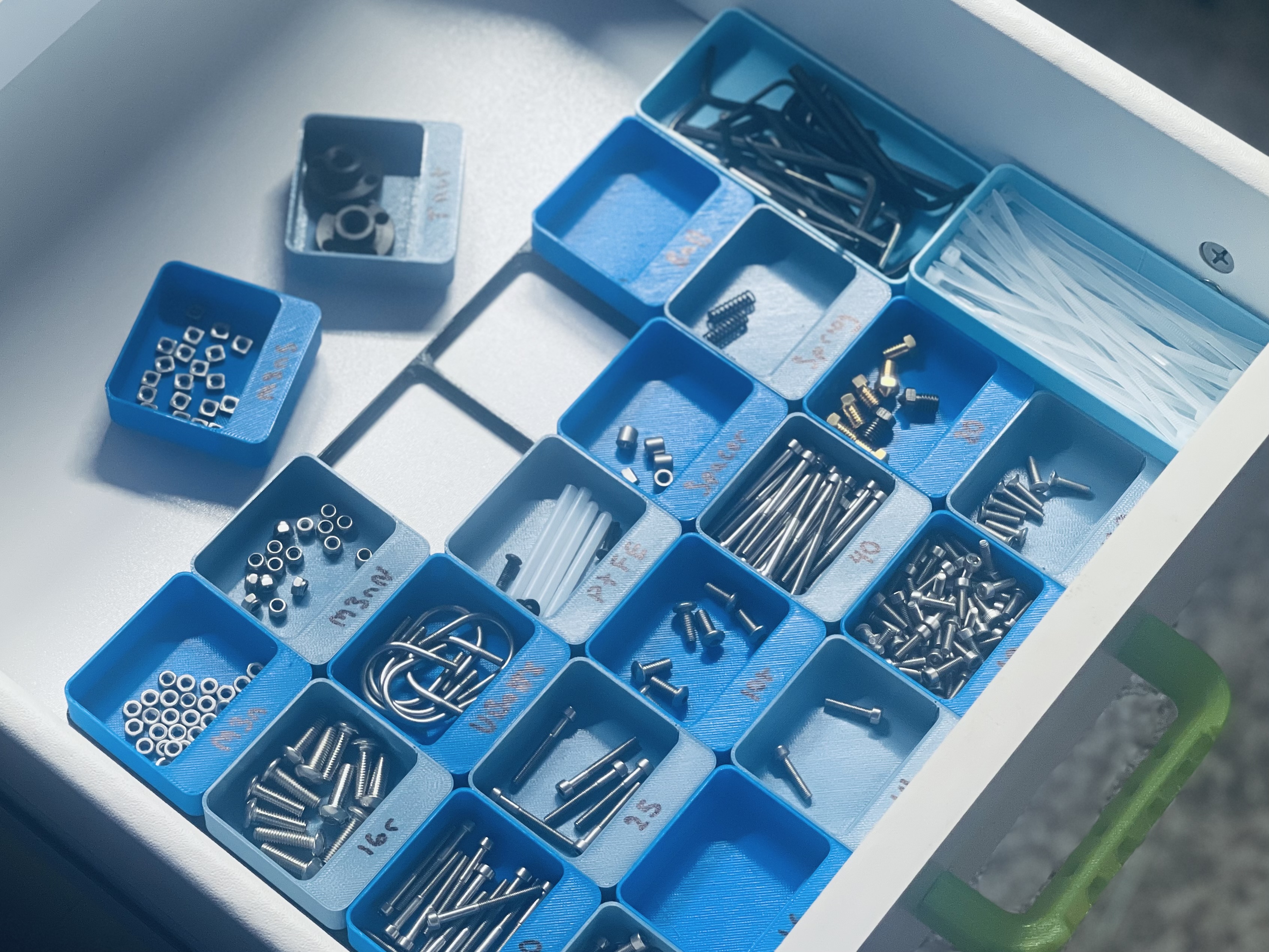 Simple Gridfinity M3 Screw Bolt Sorter for Desk drawers.