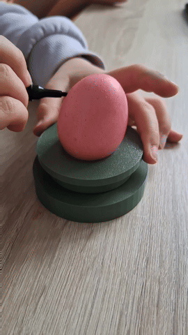 Egg Painting Helper - Clean & Easy ( 2 Versions) / Eiermalhilfe einfach & sauber