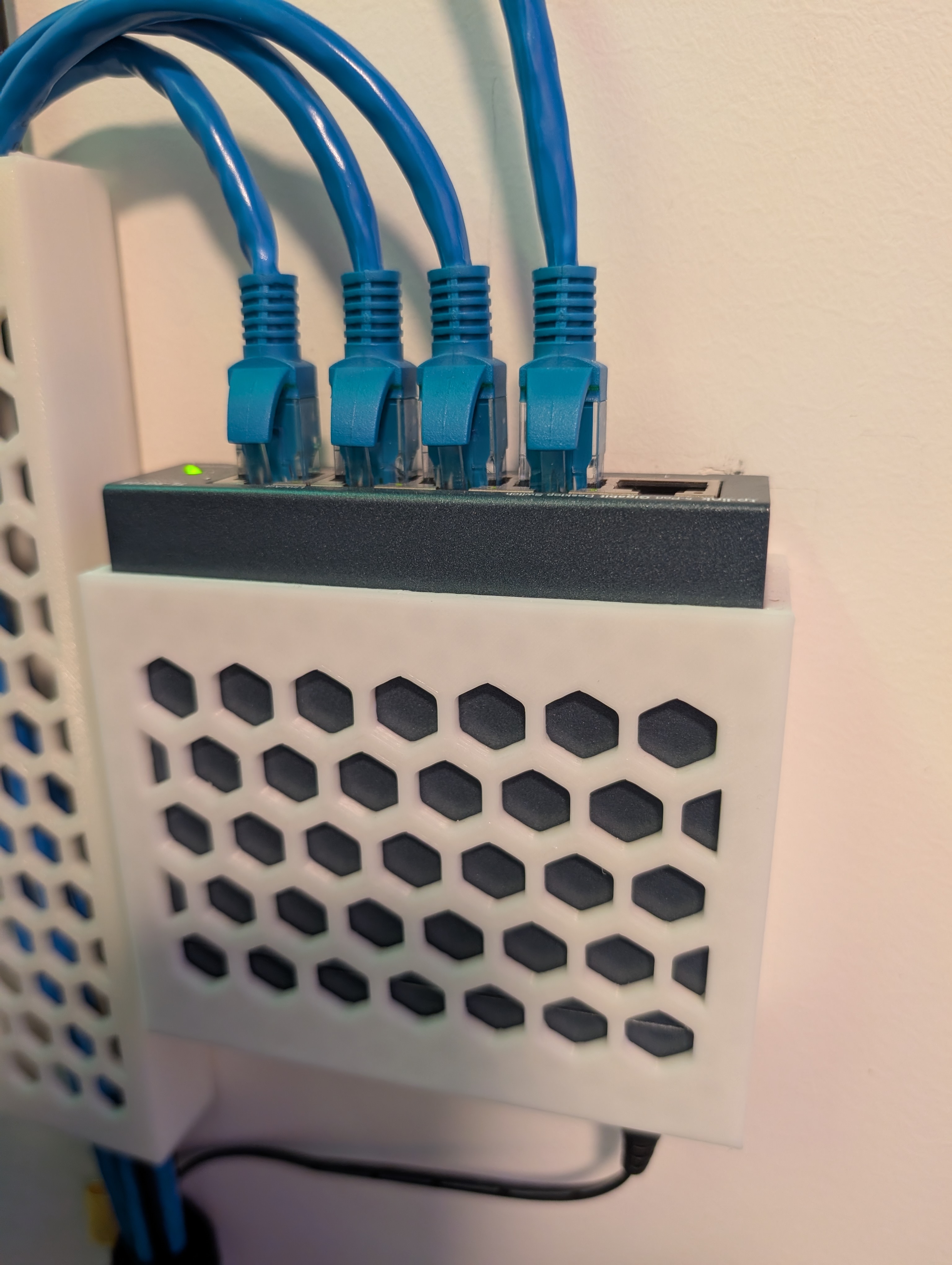 TL-SG105 Network Switch wall mount