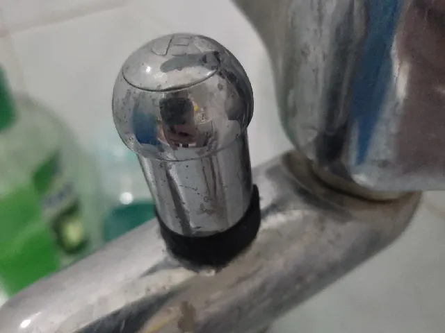 Shower head dirverter pull pin holder