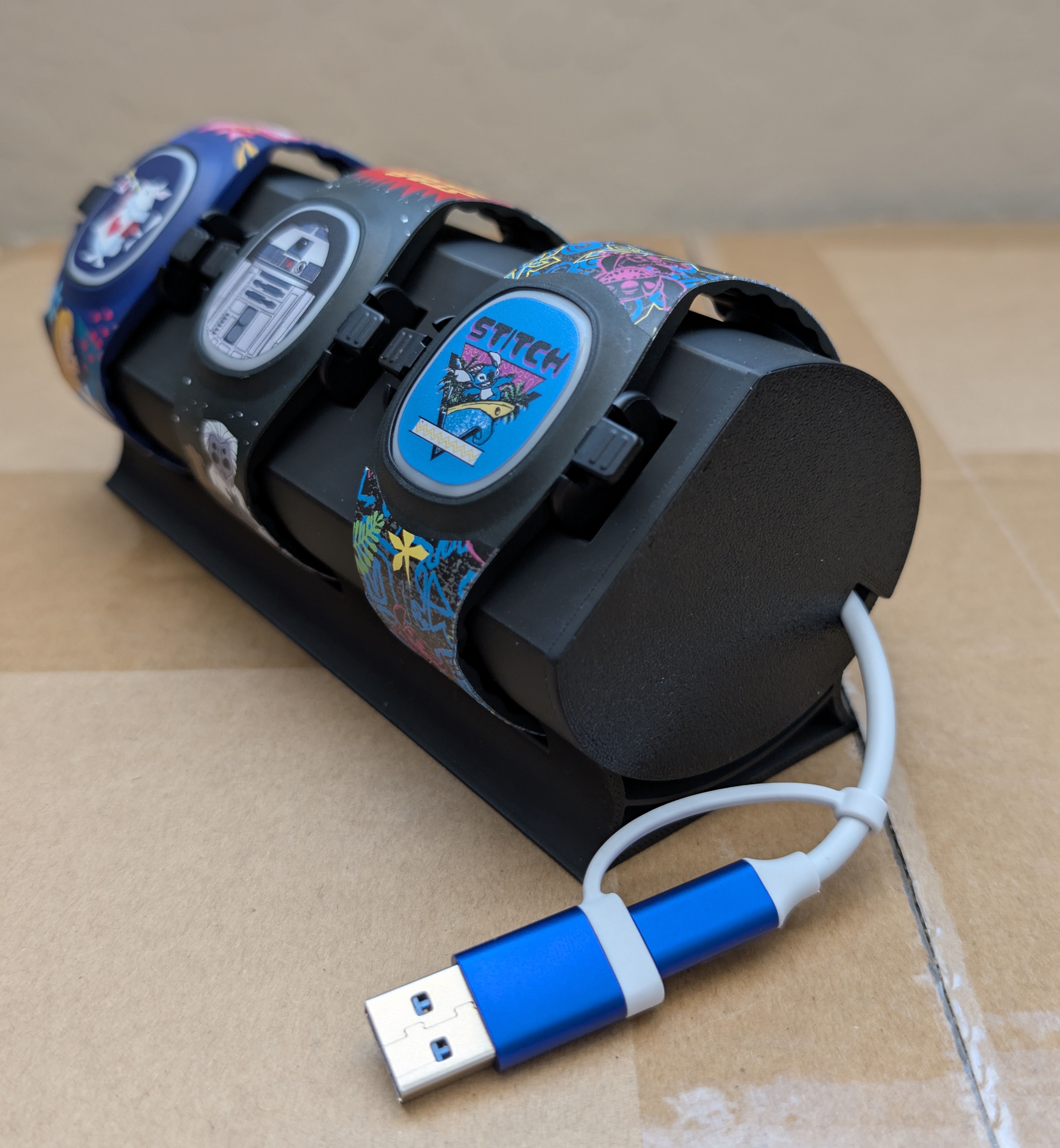 MagicBand+ Docking Station with Protective Shell — thumbnail 8