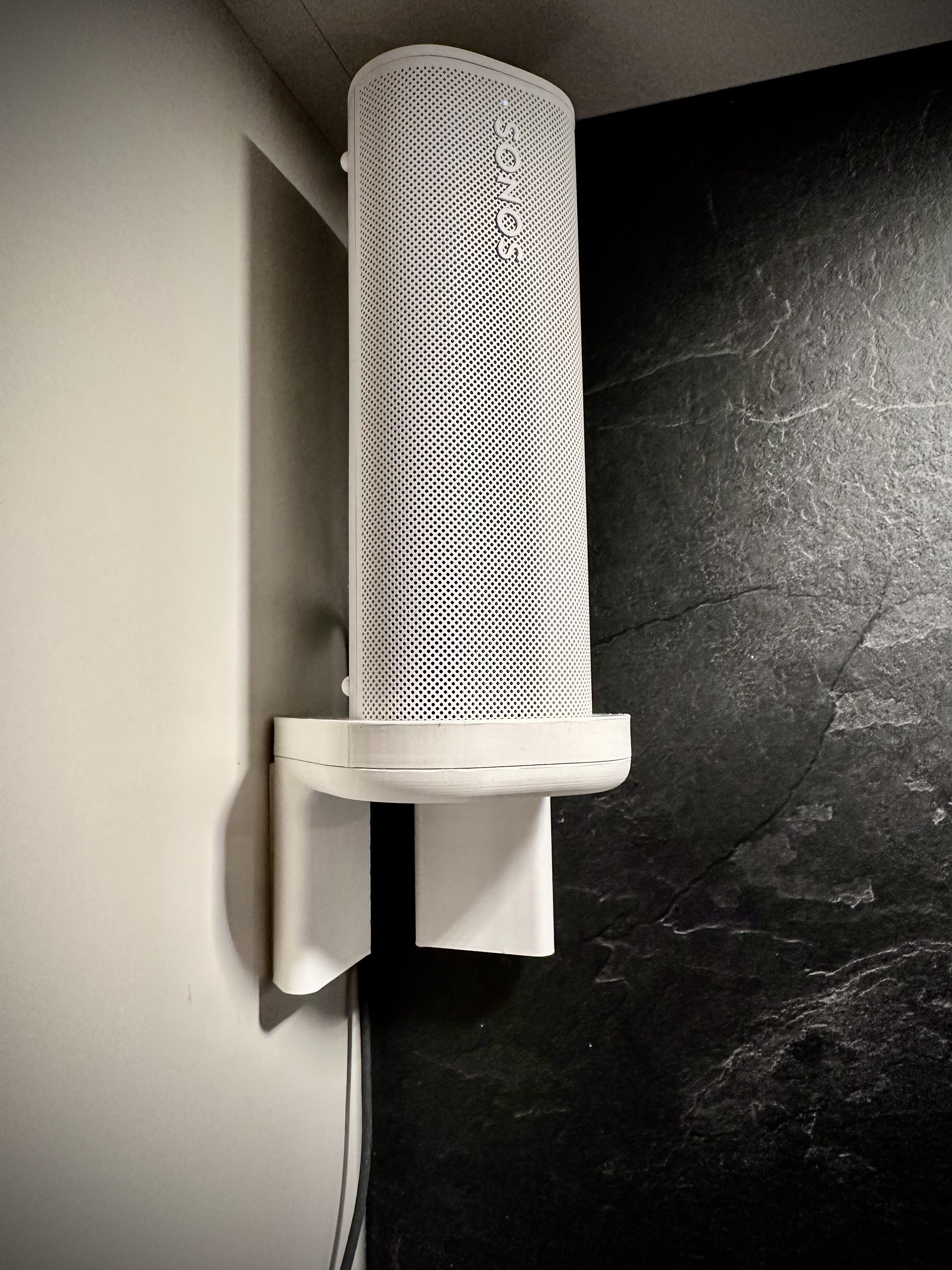 Vertical corner wall mount for Sonos Roam
