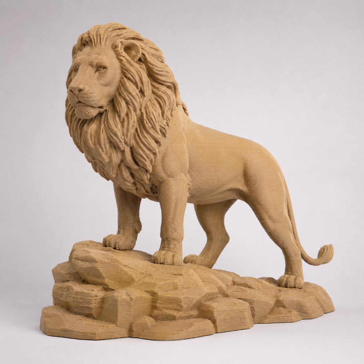 Löwenfigur auf Felsenplattform - Lion figure on rock platform