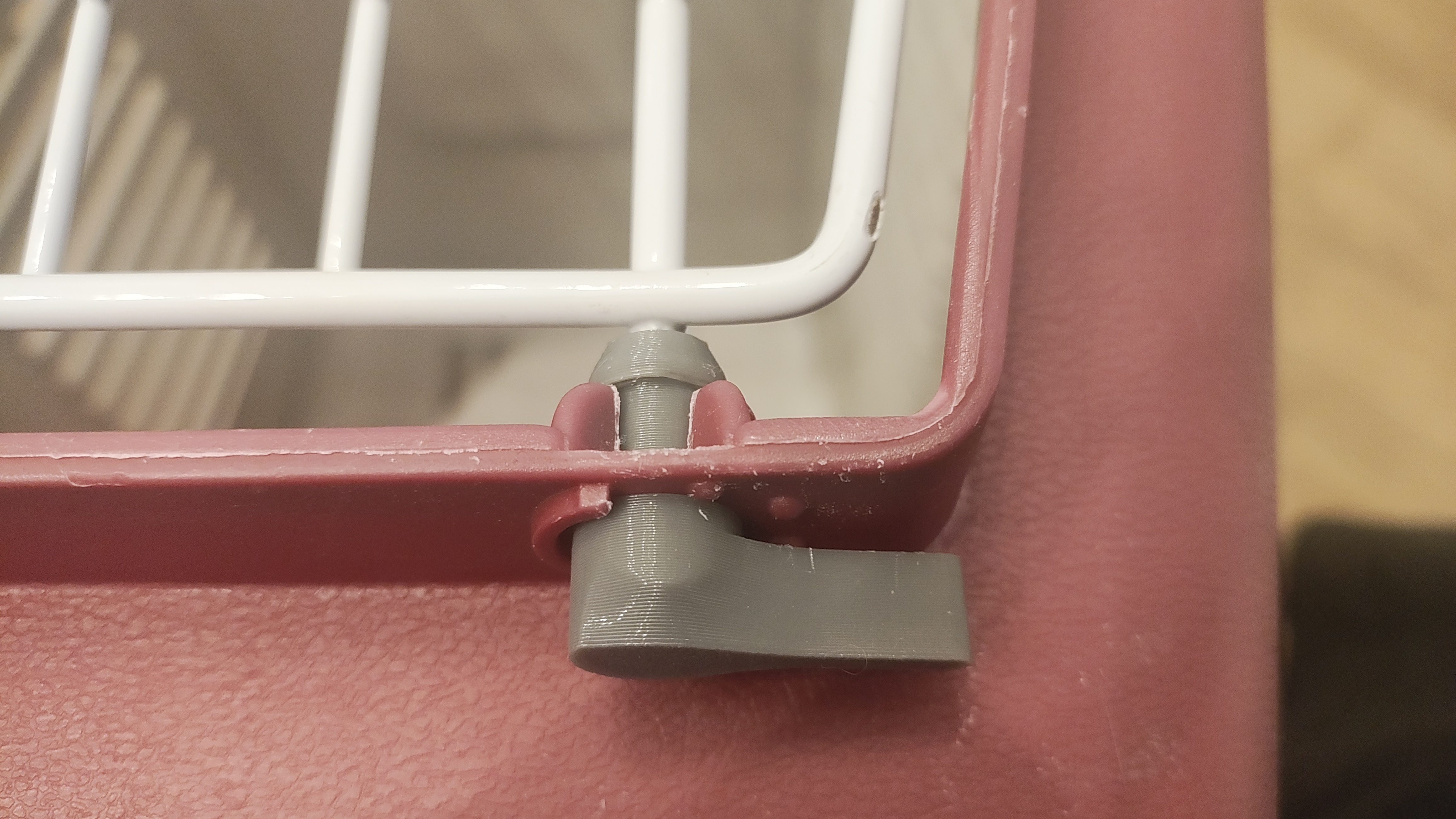 Butterfly pet carrier door hinge