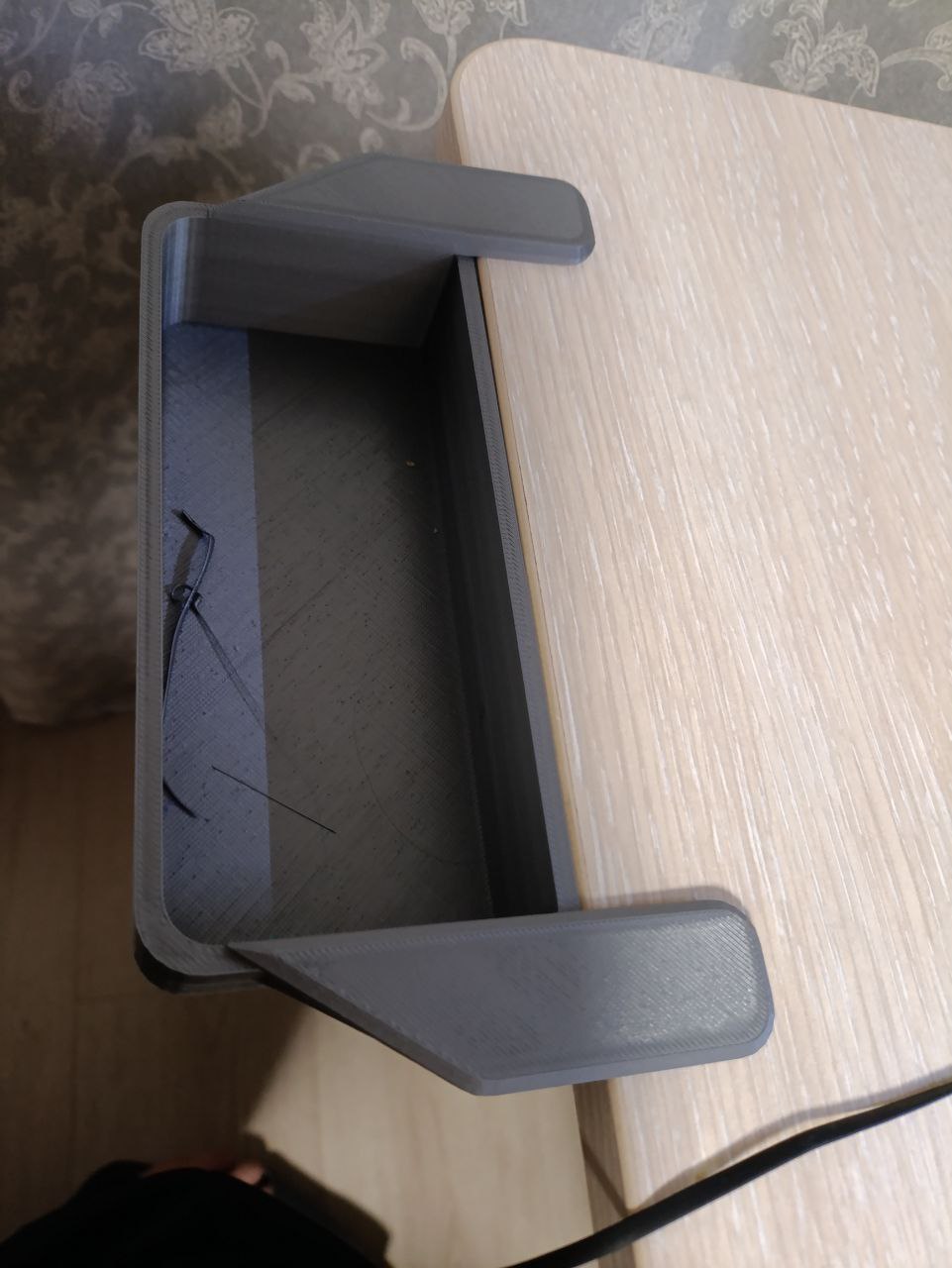 Miniatura 3 do modelo 3D А trash container with a table mount.