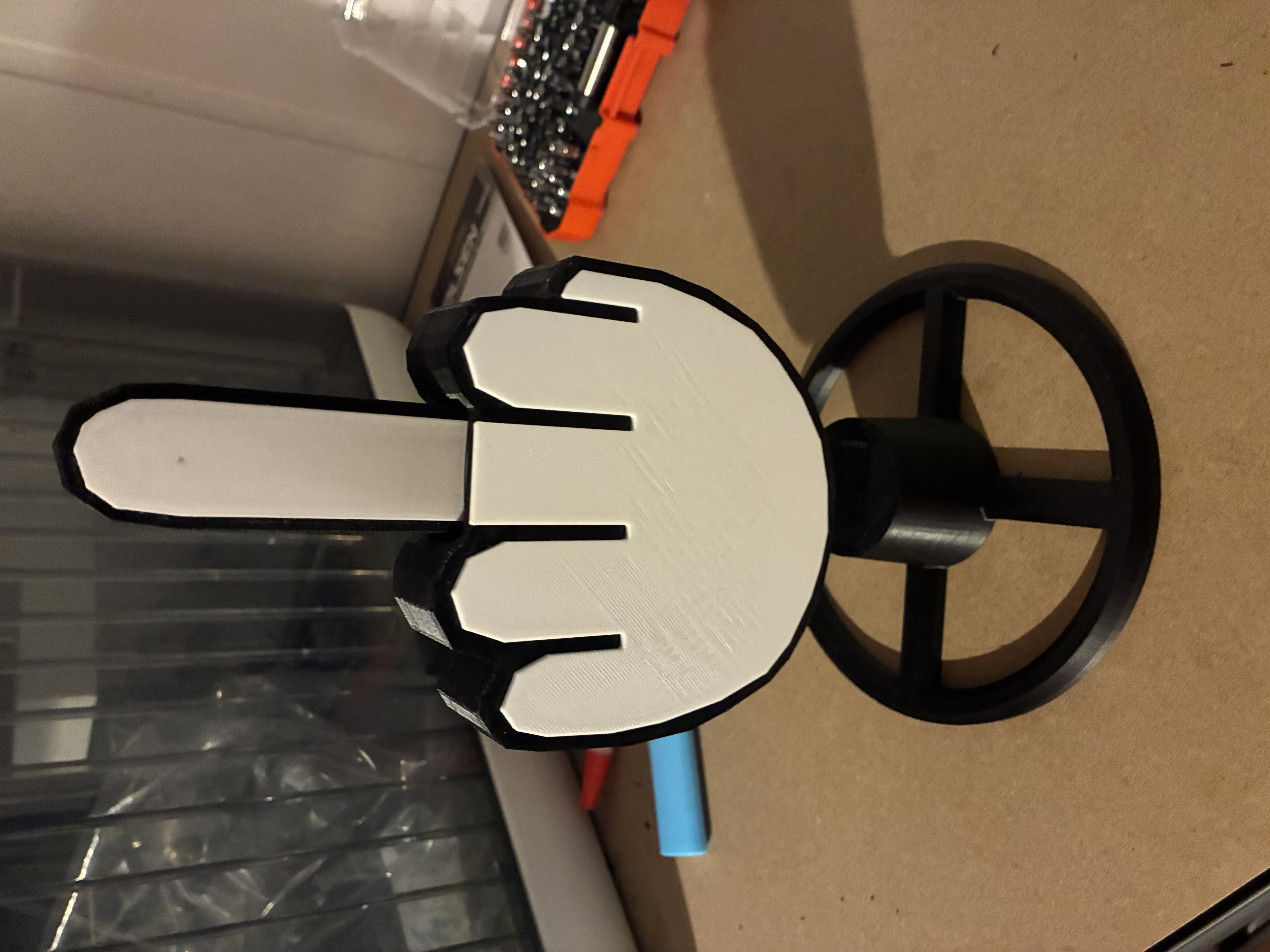 Extendable / retractable middle finger stand