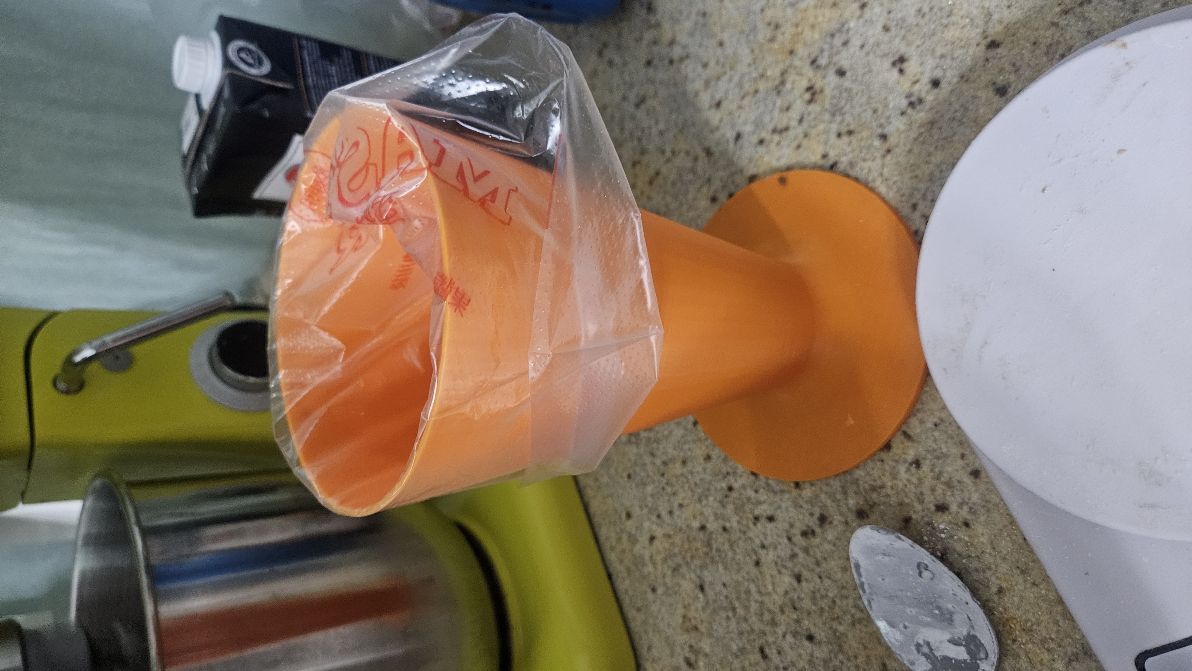 Cream bag fil stand
