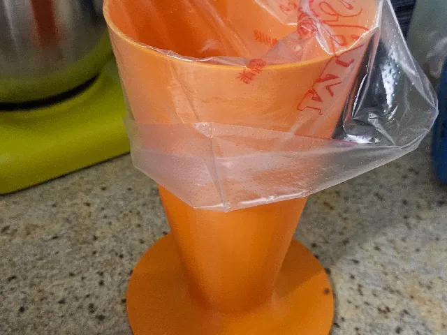 Cream bag fil stand