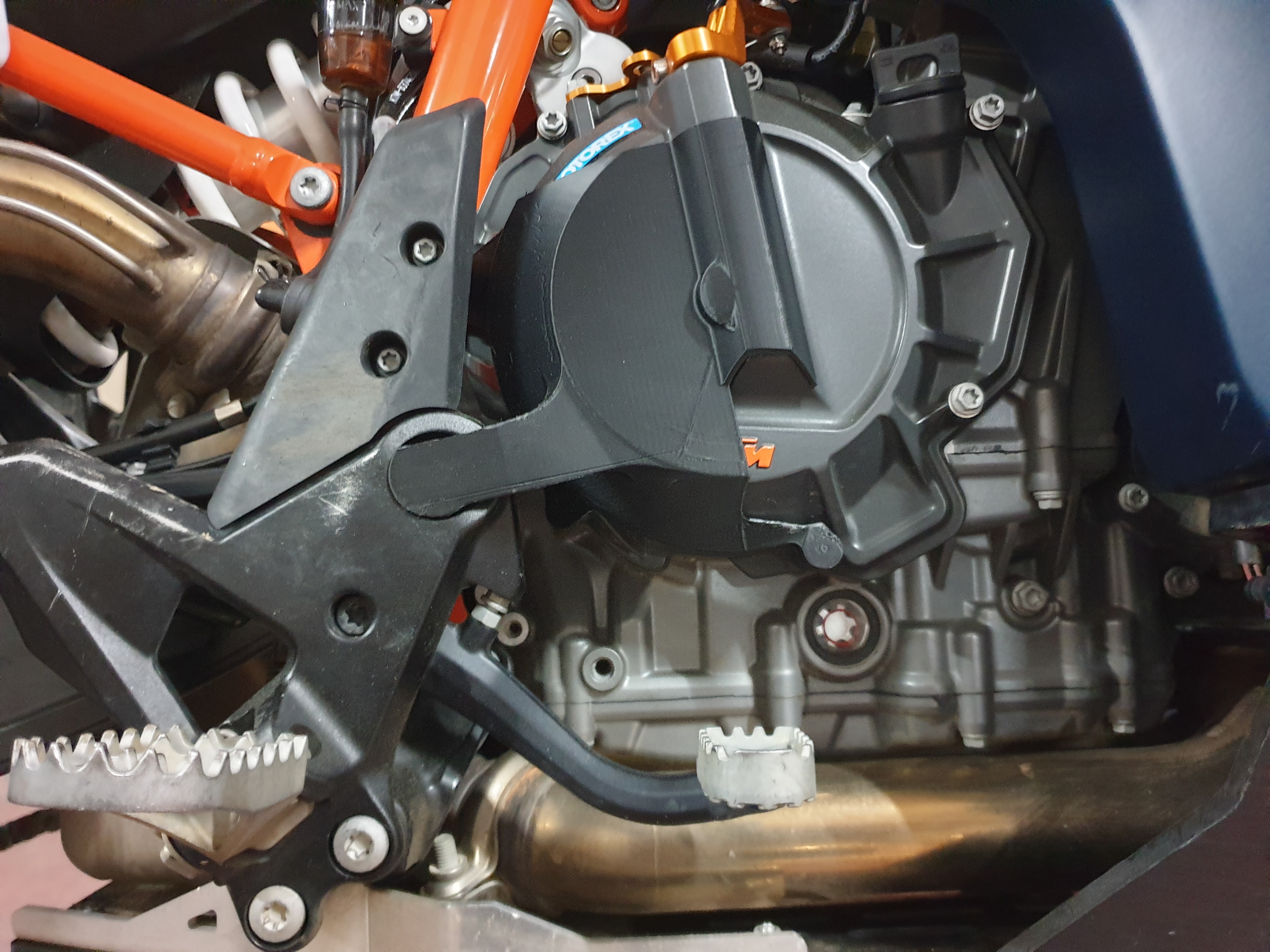 Engine scratch protection for KTM 890