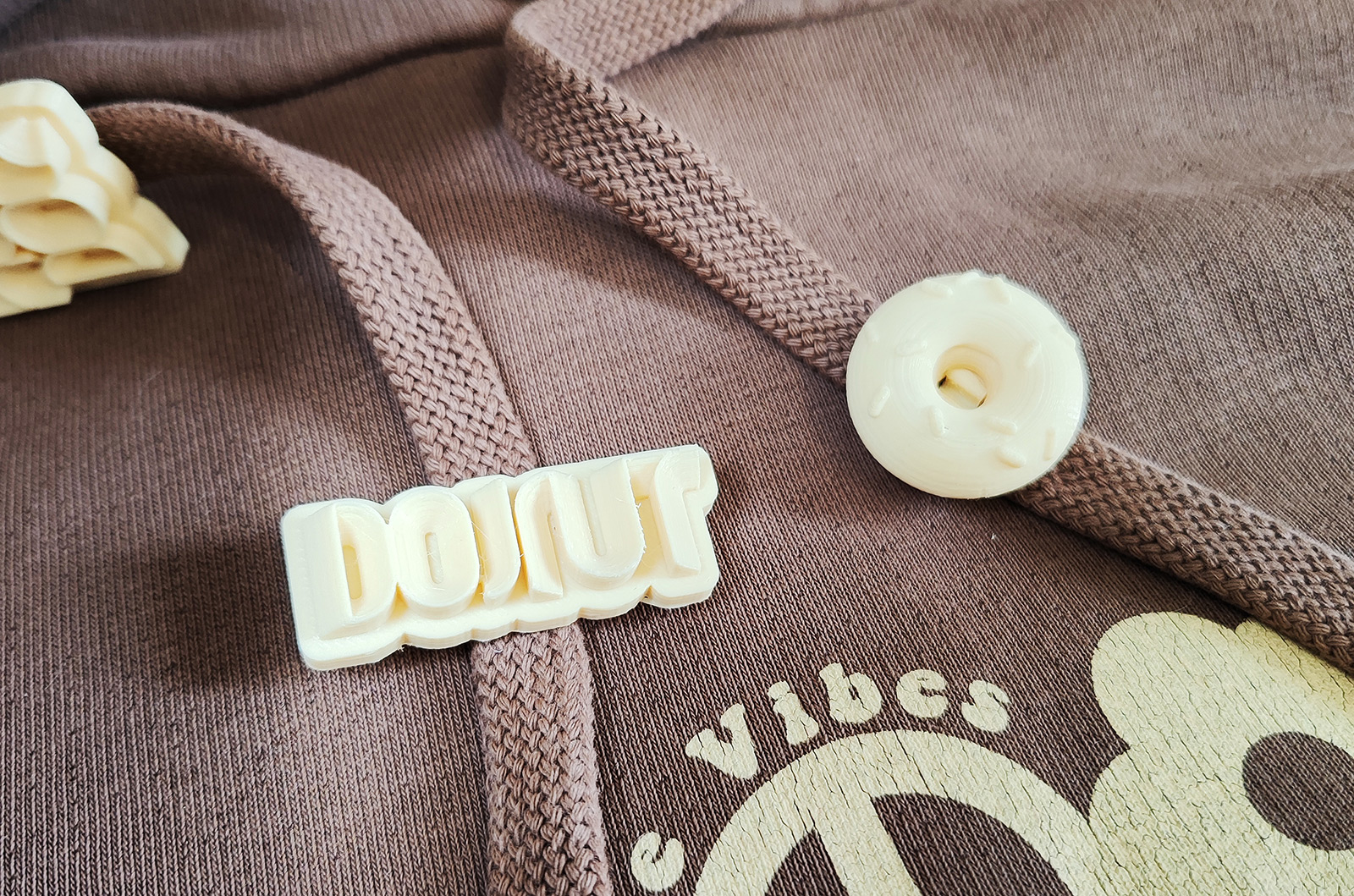 Donut badge/bead