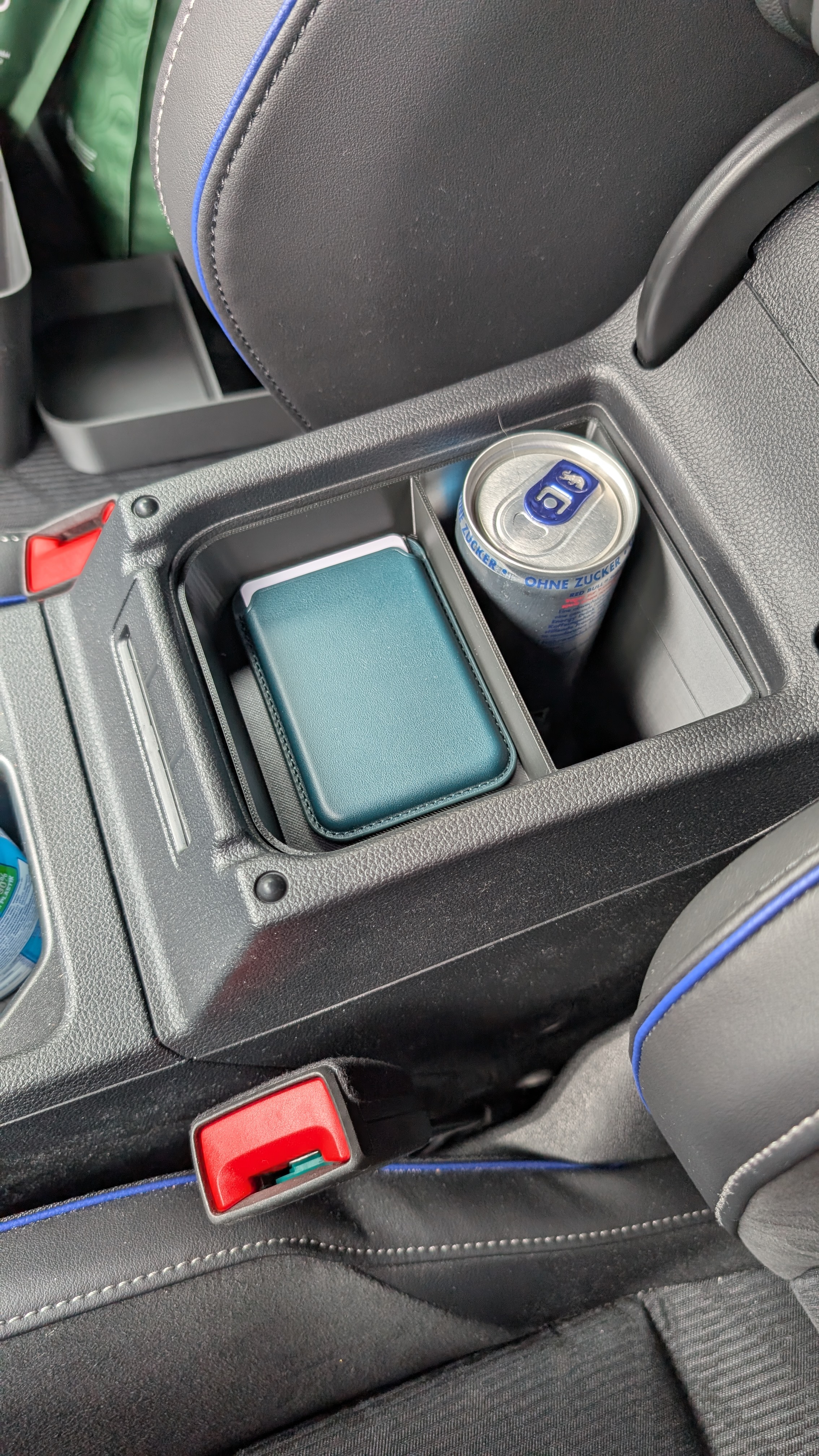 Car Storage with room for drinks VW Golf 8 facelift