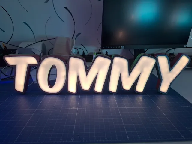 LED 3D Schriftzug "Tommy" - Sehr groß