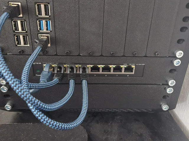 Lab Rax - 10" - 1U - TP-Link_TL-SG108E