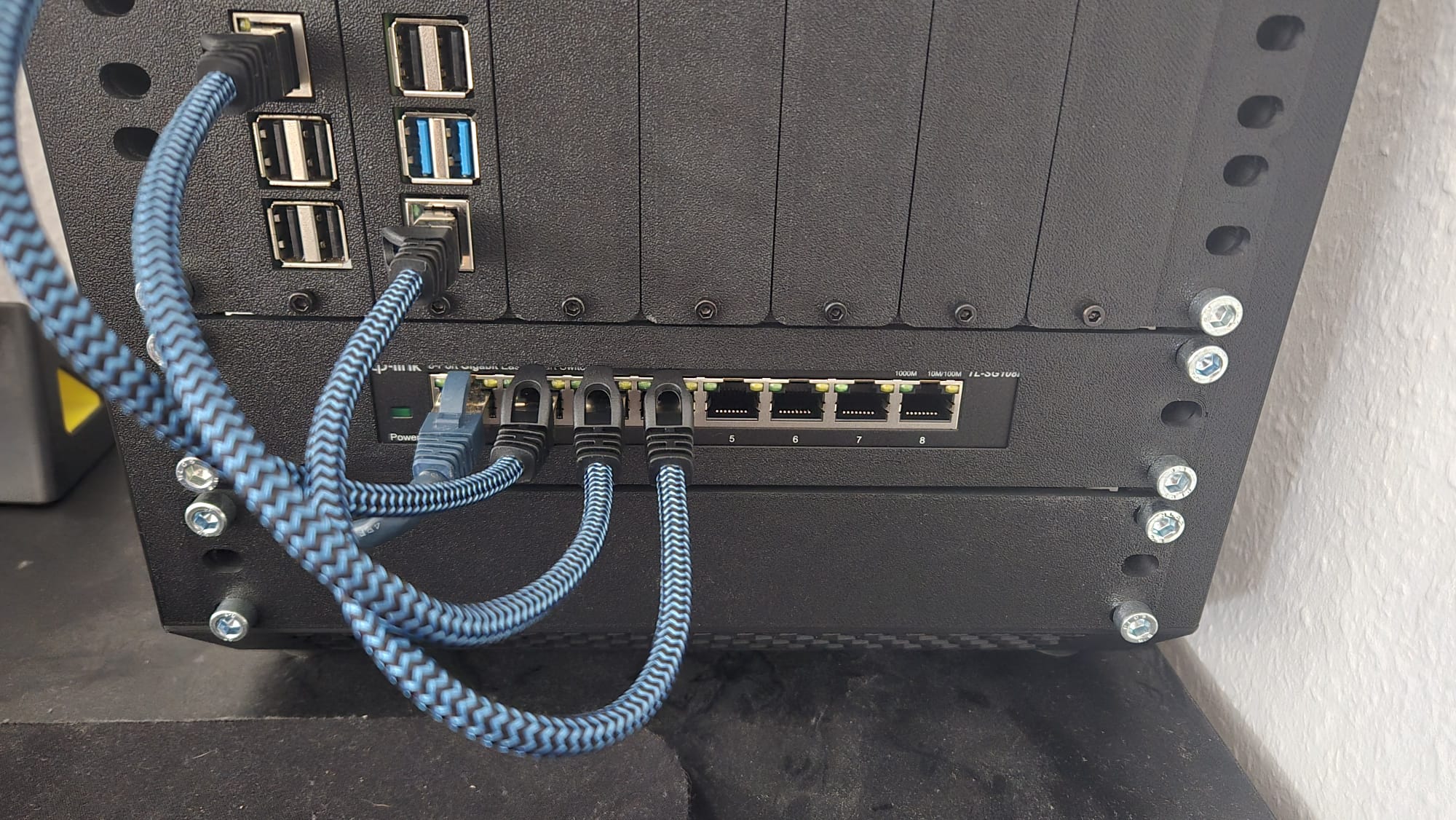 Lab Rax - 10" - 1U - TP-Link_TL-SG108E