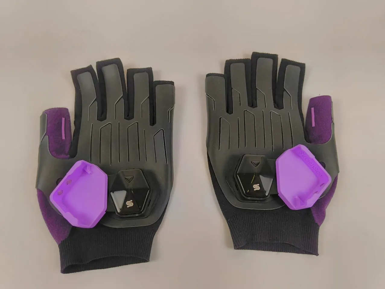 FluxPose Adapter for Stretchsense Reality XR Gloves by FluxPose 