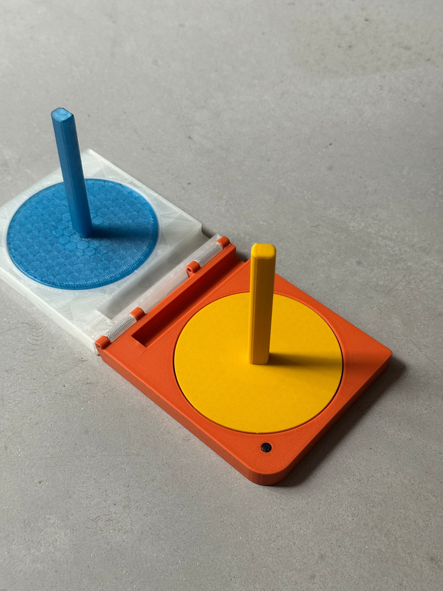 Portable double yarn holder with plates