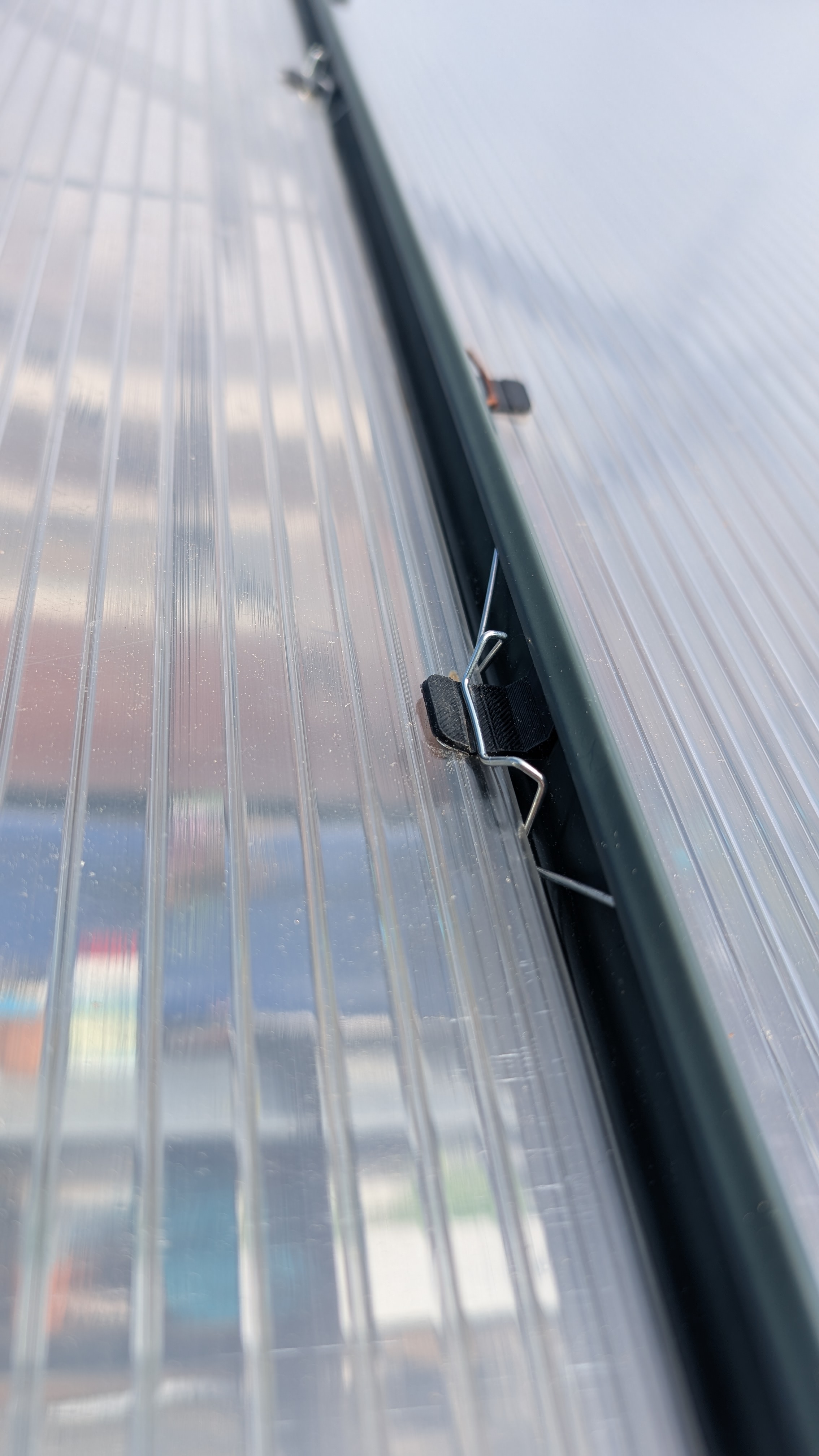 Greenhouse window panels enhanced grip clip  for W-springs