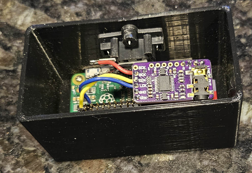 Raspberry Pi Zero + stereo output sockets case customisable parametric OpenSCAD — miniatura 4