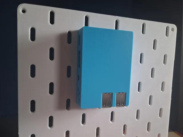 Raspberry Pi 3B case - Skadis mount M3 screw enclosure