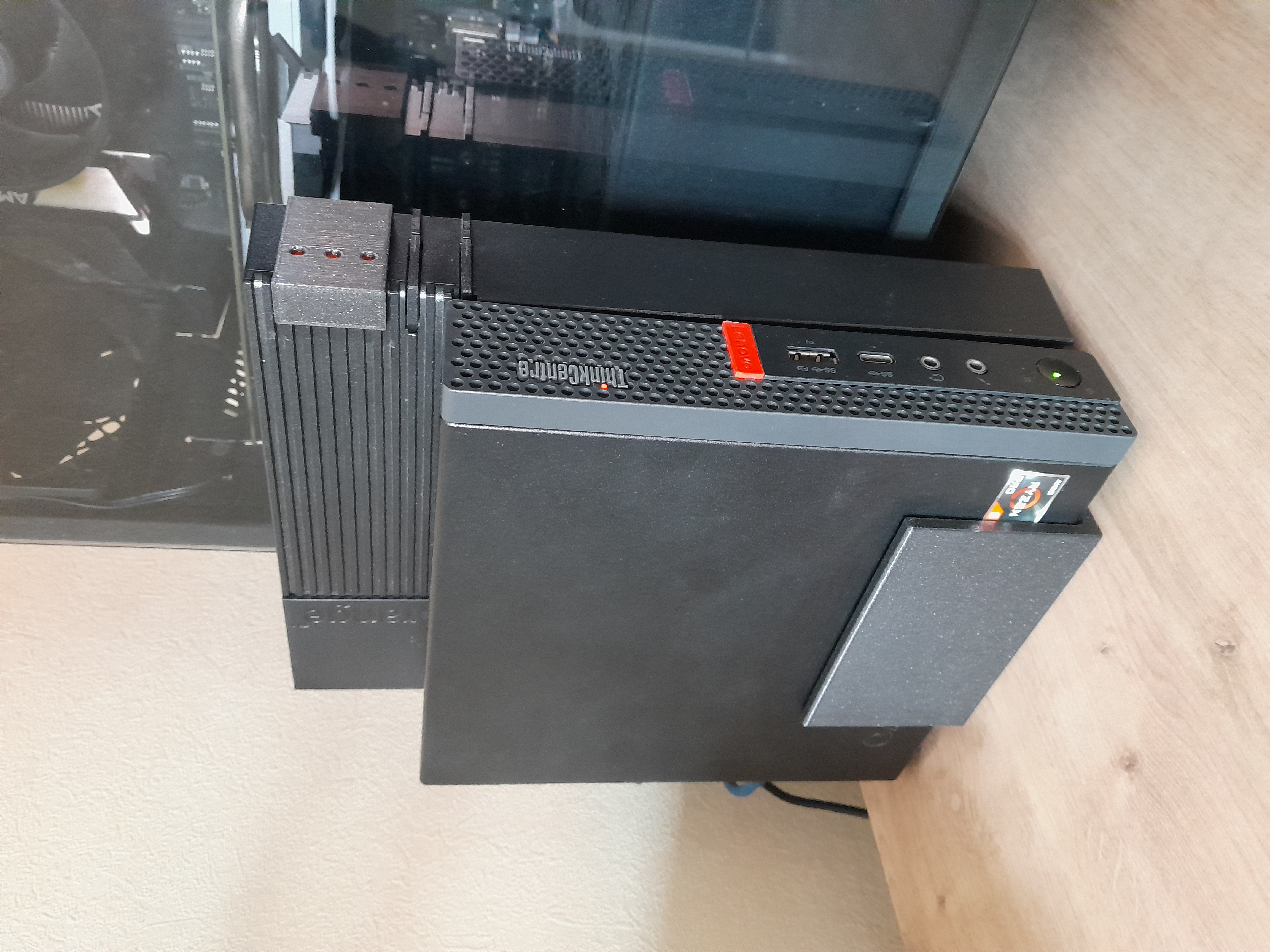 Stand de bureau Livebox 5 et mini pc Lenovo Thinkcentre