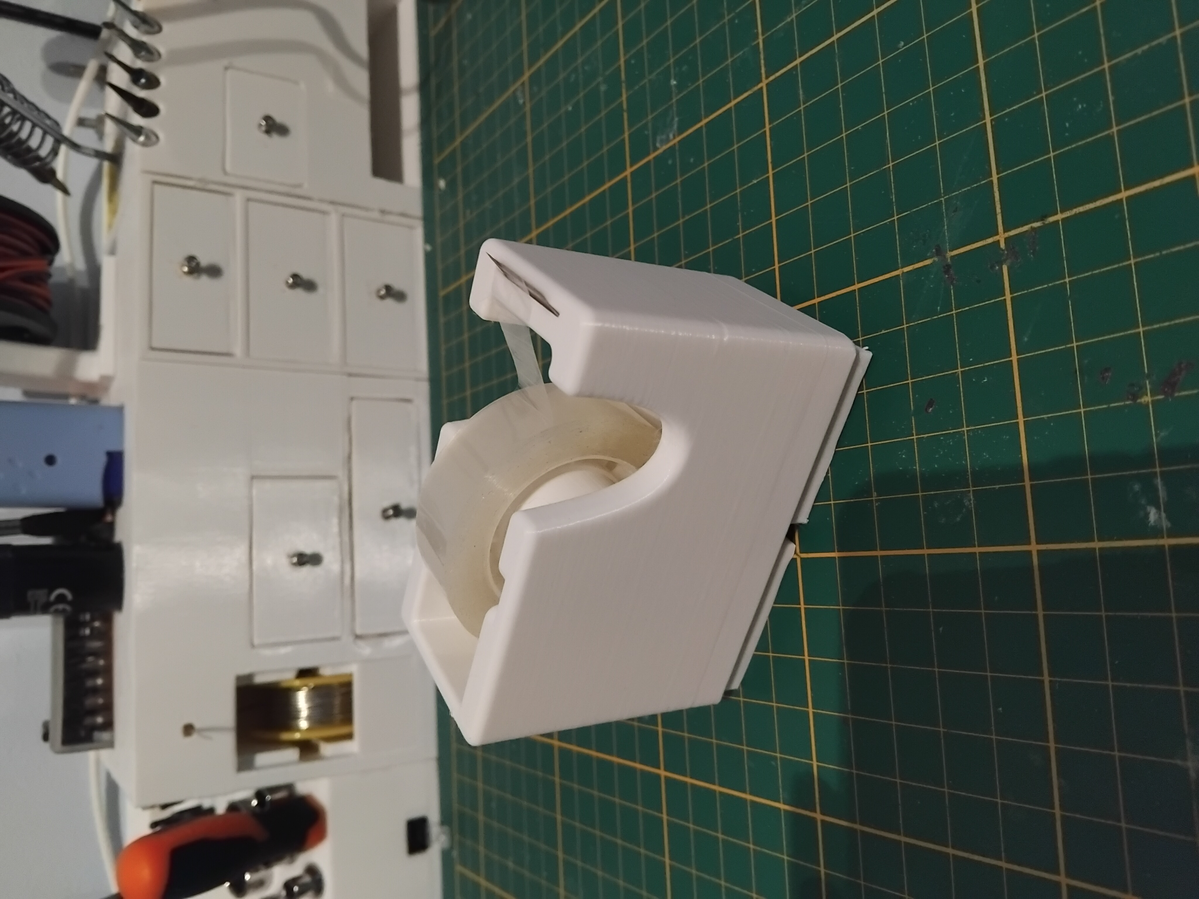 Gridfinity tape holder with cutter