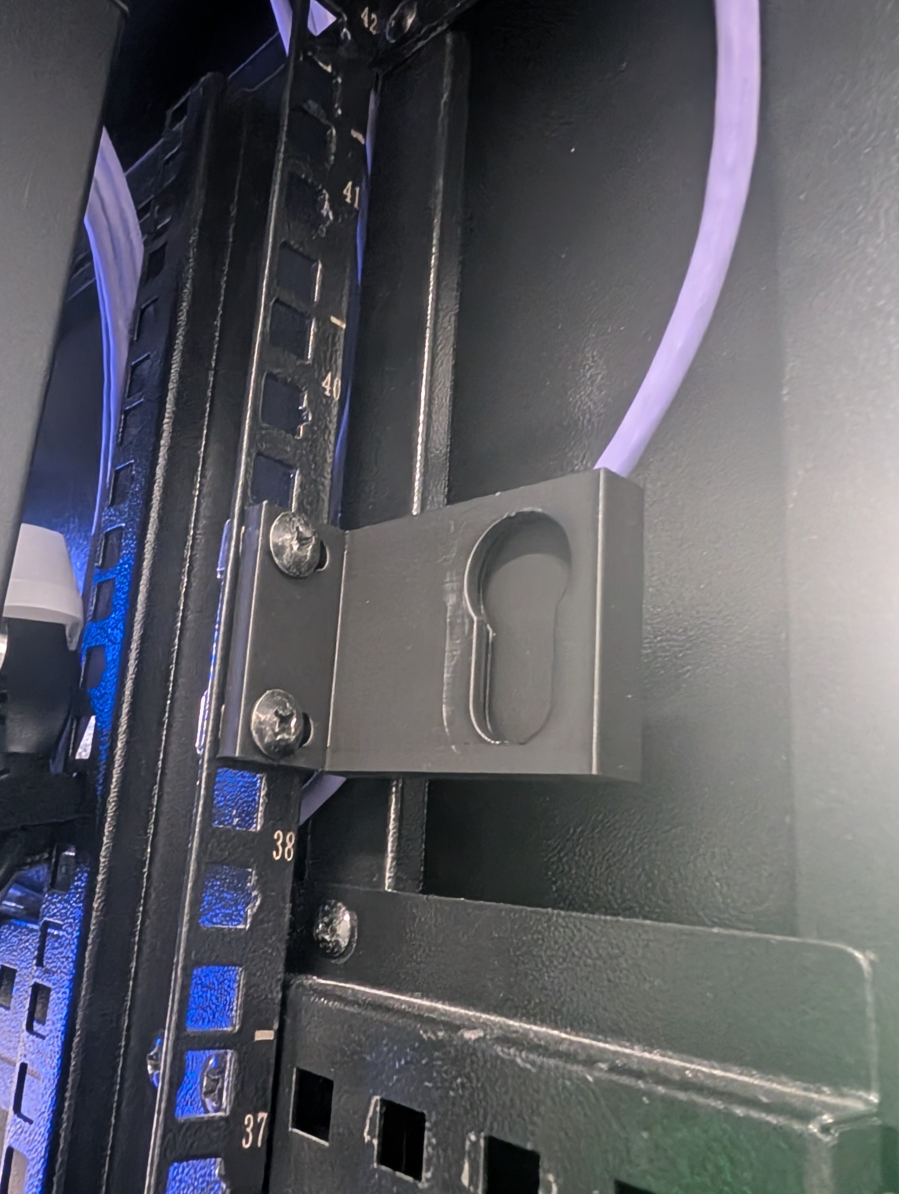 Eaton/TripLite Vertical (0U) PDU Mount Adapter
