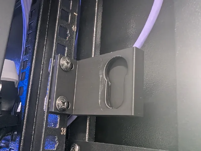 Eaton/TripLite Vertical (0U) PDU Mount Adapter