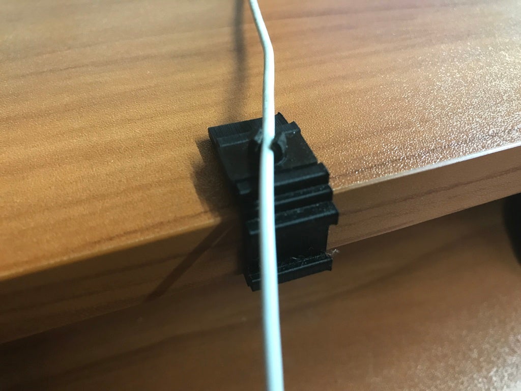 Miniatura 3 do modelo 3D Earbud Holder Table Clip