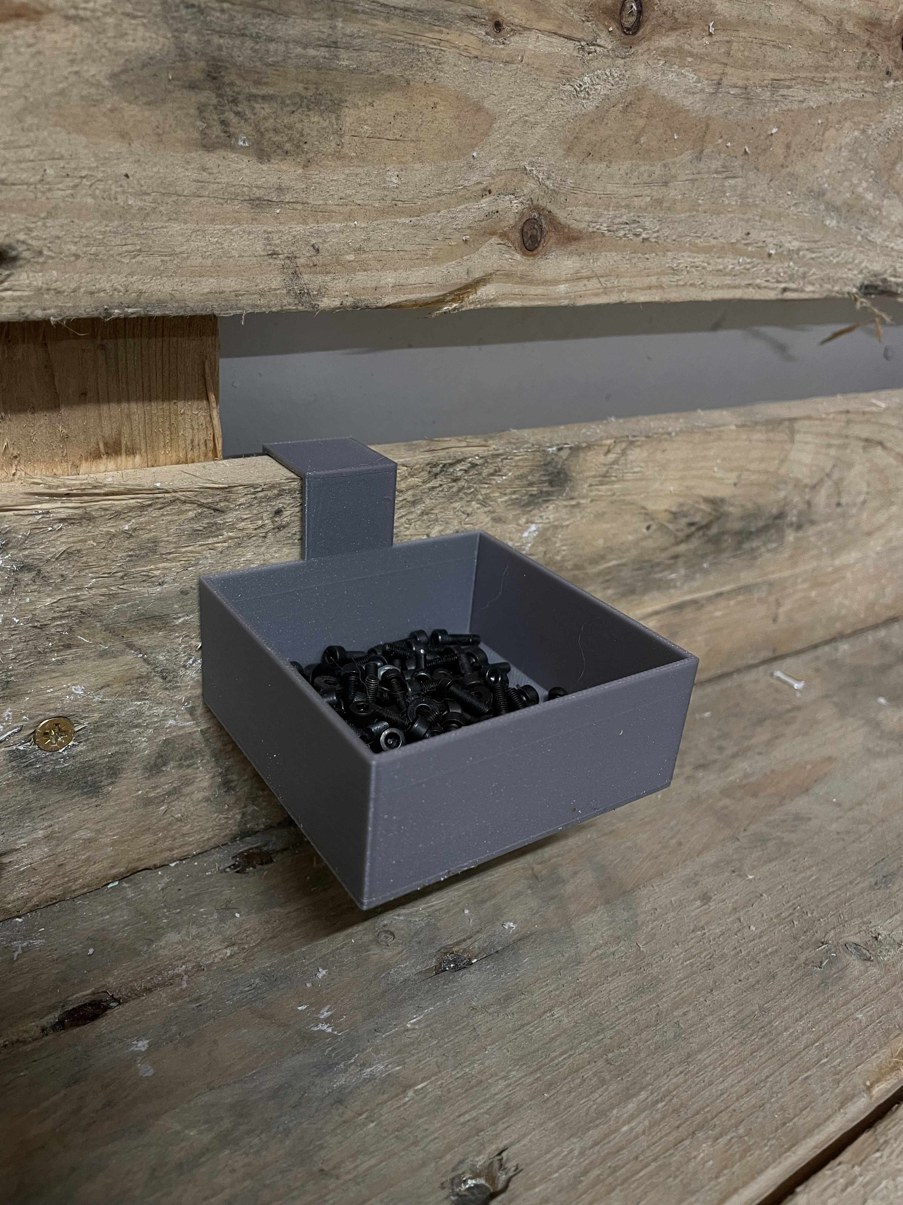 small parts holder for pallet