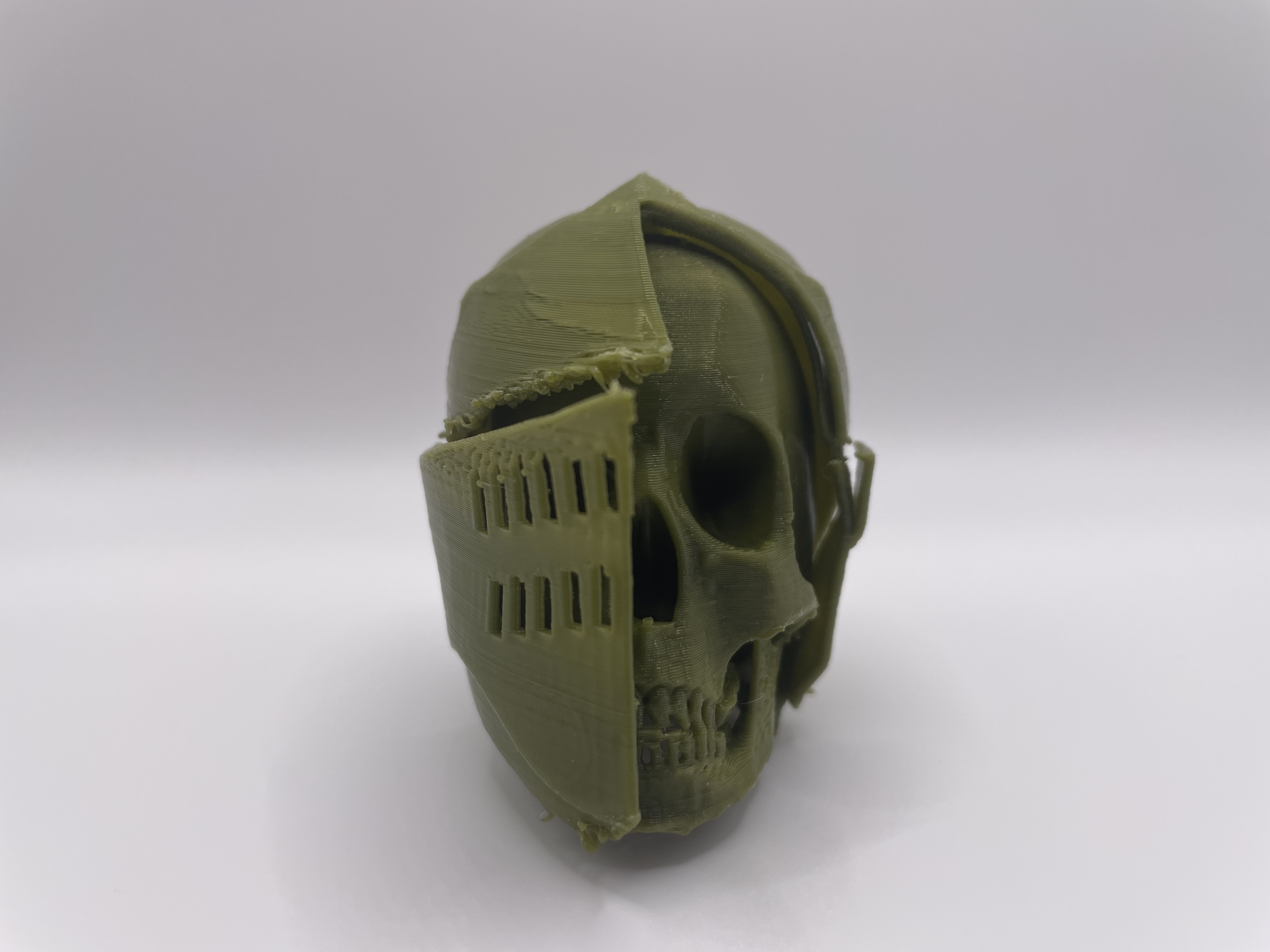knight helmet with skull