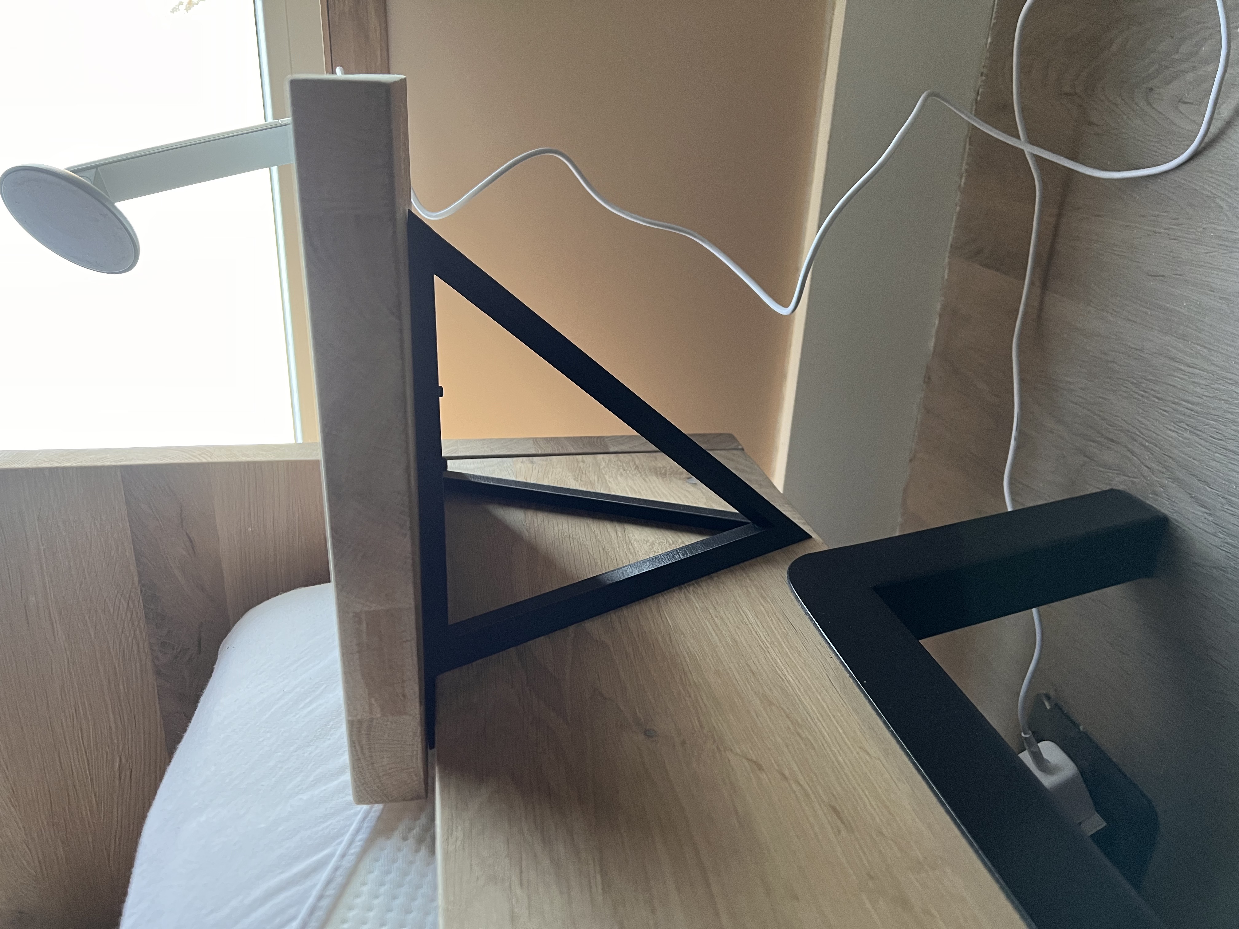 Triangular shelf carrier