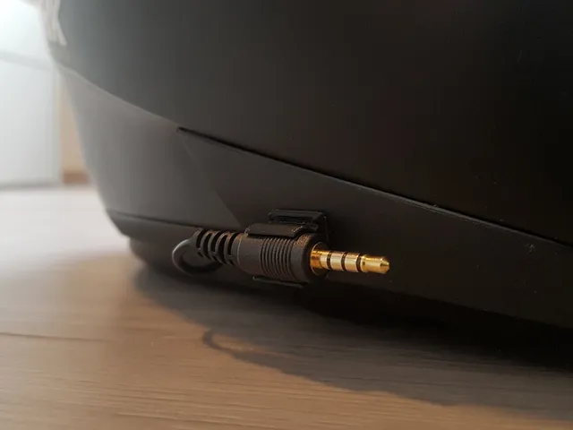 3.5mm Headphone Jack Clip/Holder