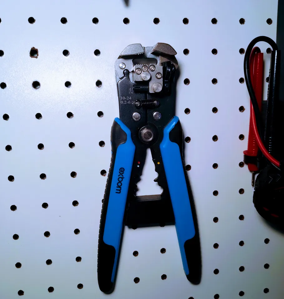 I made a wire holder for pegboards : r/3Dprinting