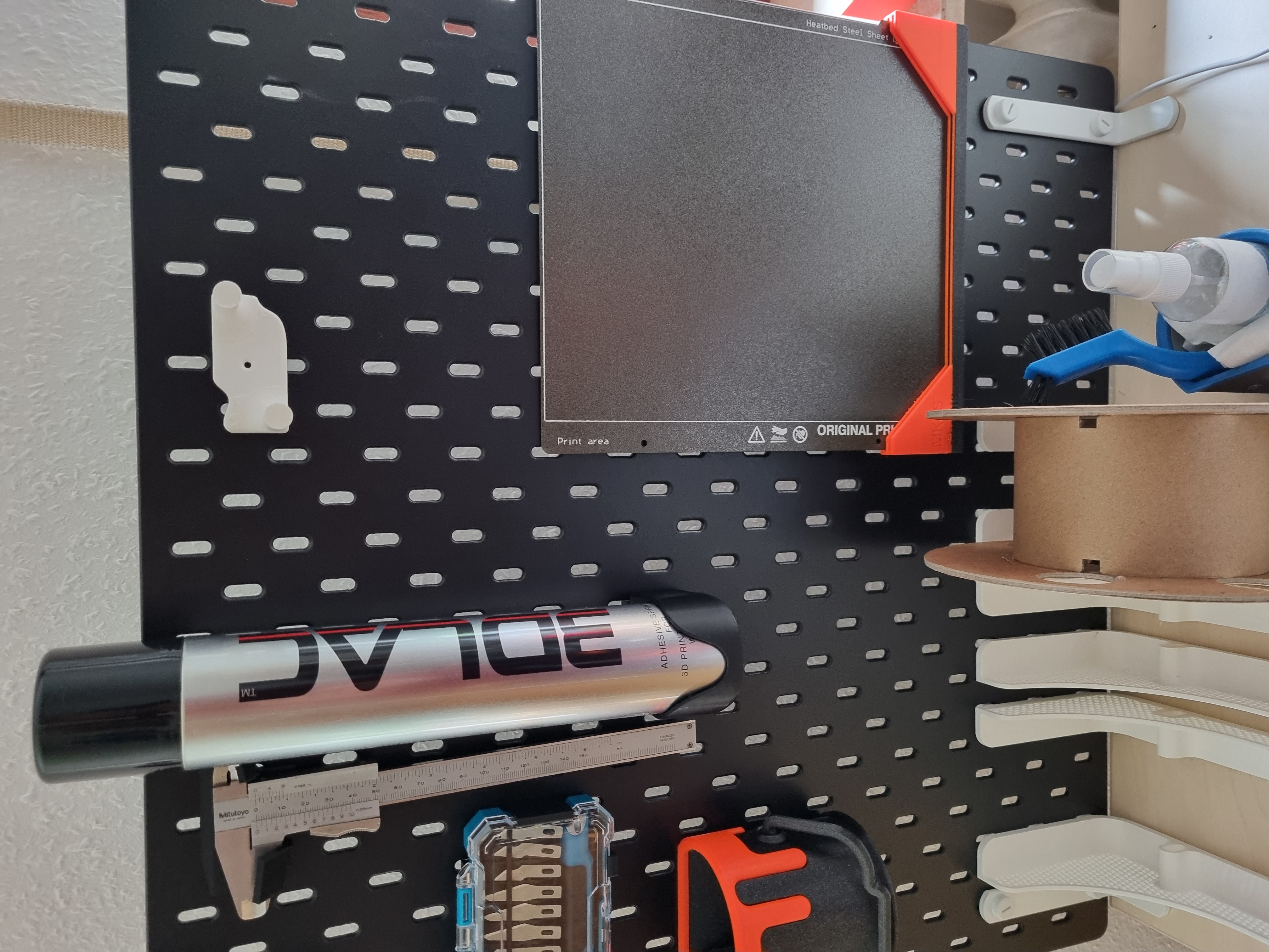 Halter für Bunsenbrenner an der Ikea Skadis Wand