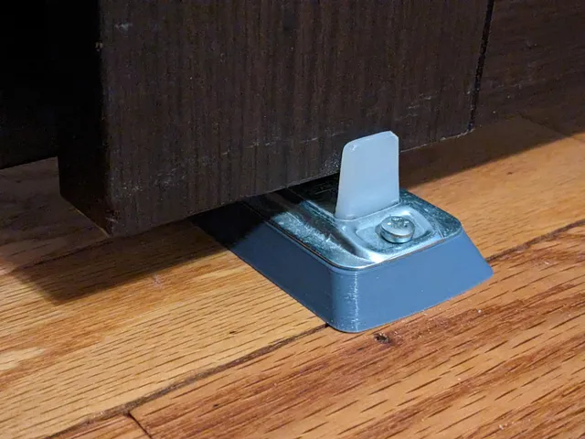 Sliding door retainer riser