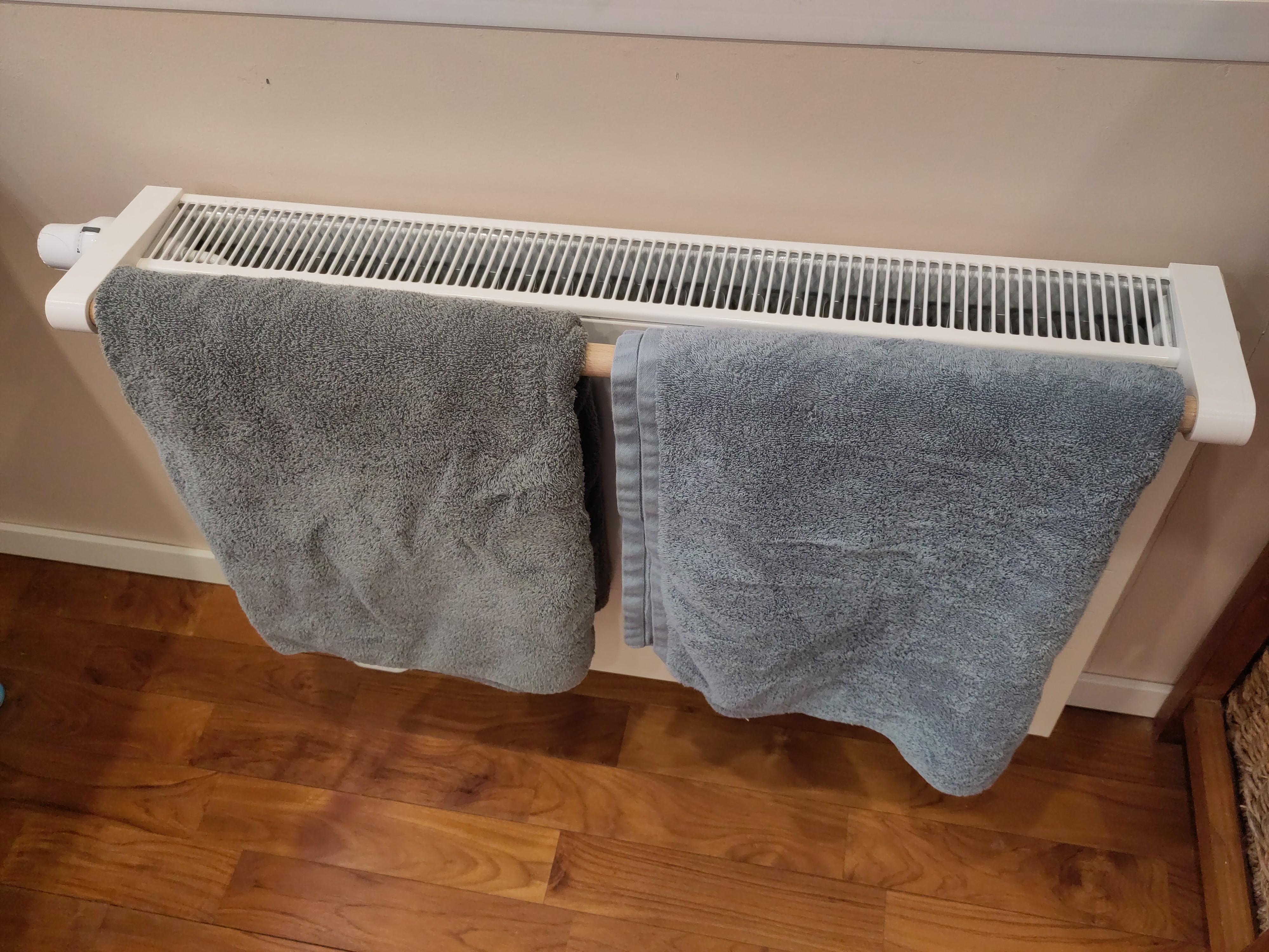 Towel holder for radiator