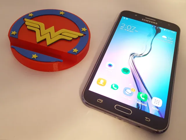 Soporte Celular con escudo de Mujer Maravilla