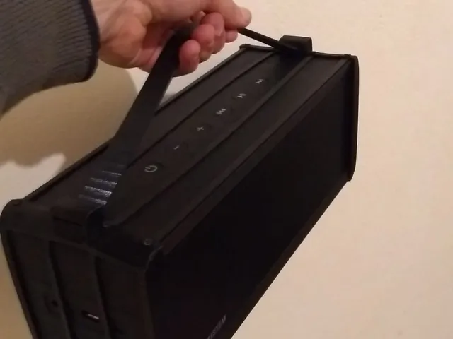 Energy Sistem Music Box 9 hand support